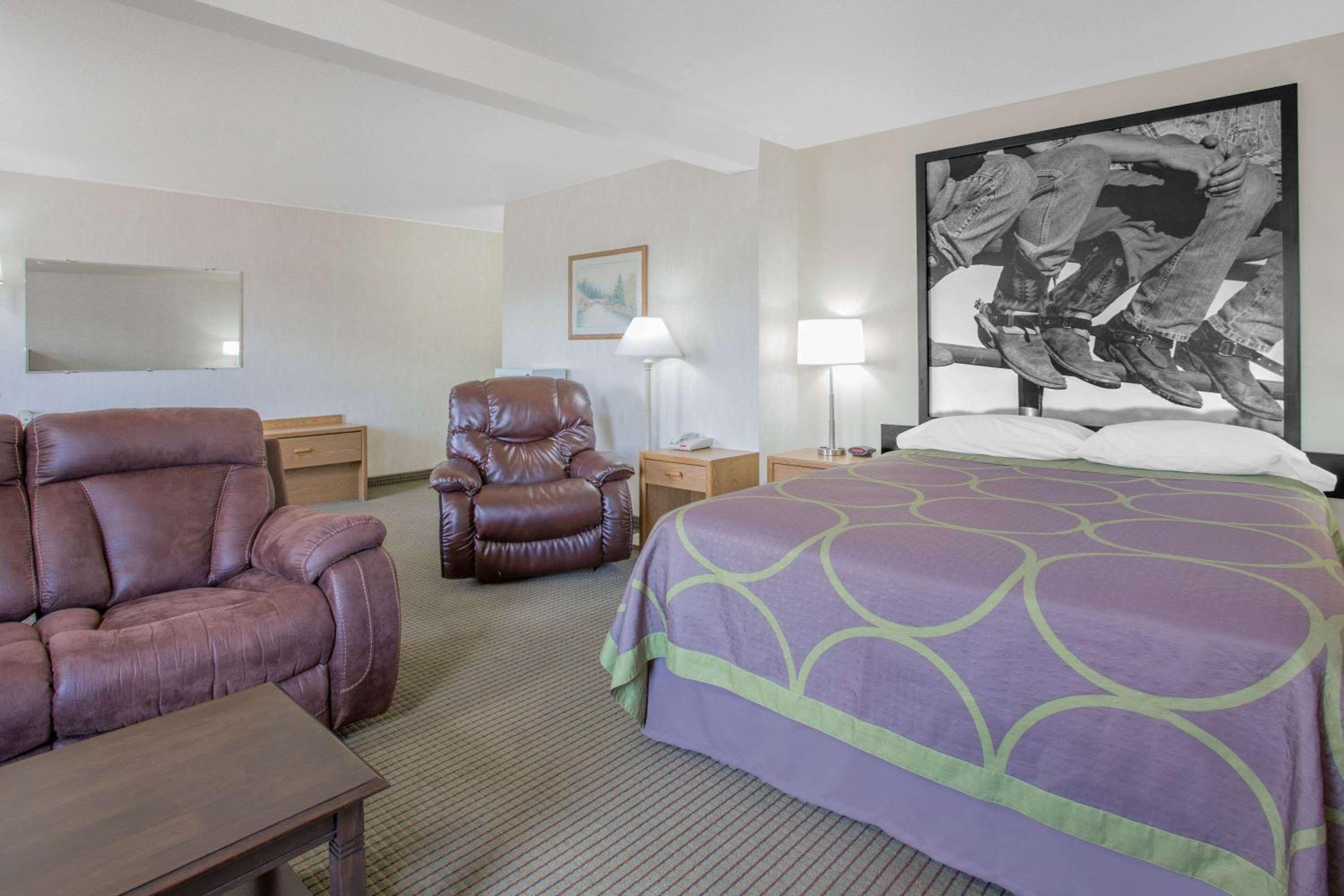Queen Suite - Non-Smoking - Photo 3