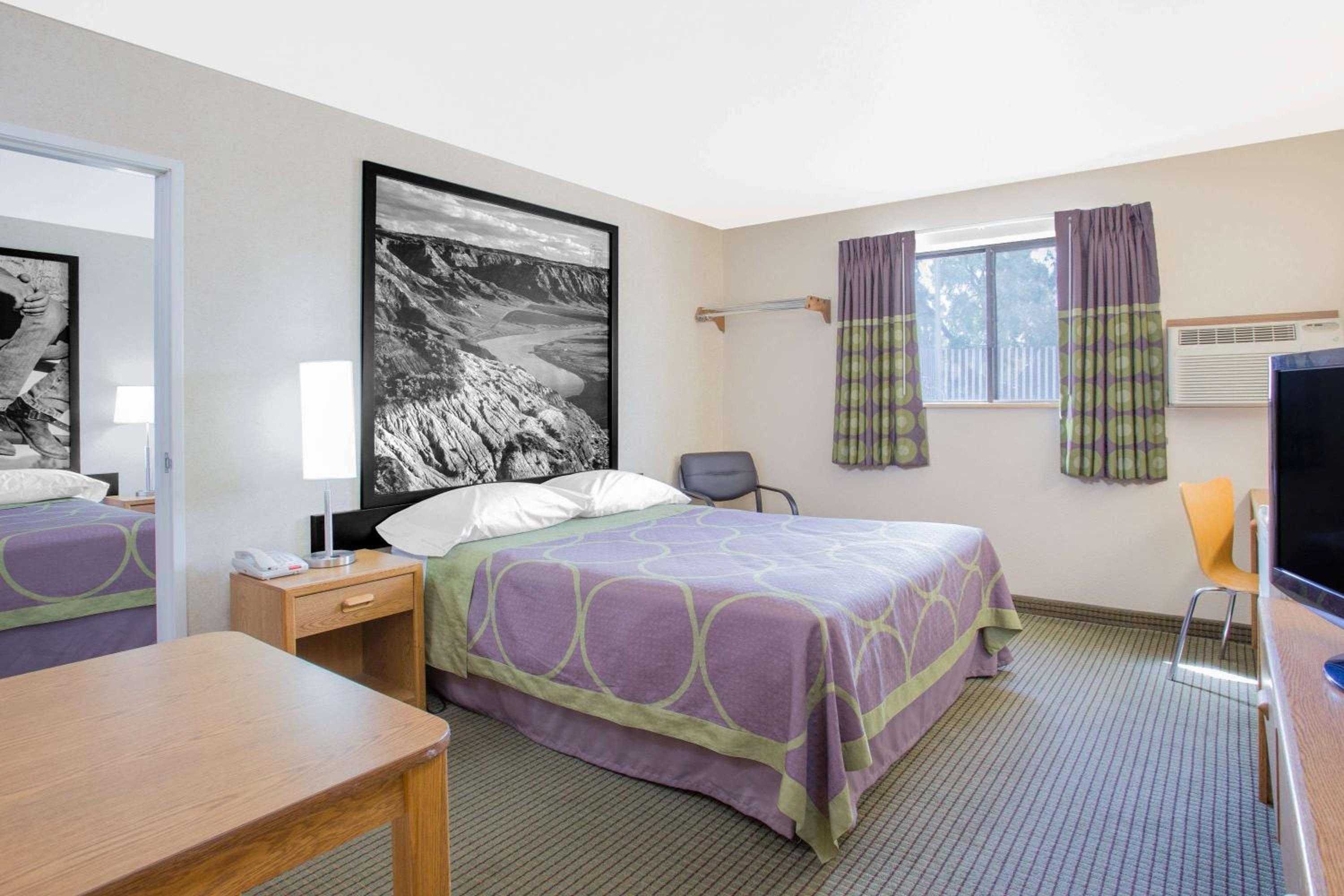 Queen Suite - Non-Smoking - Photo 6