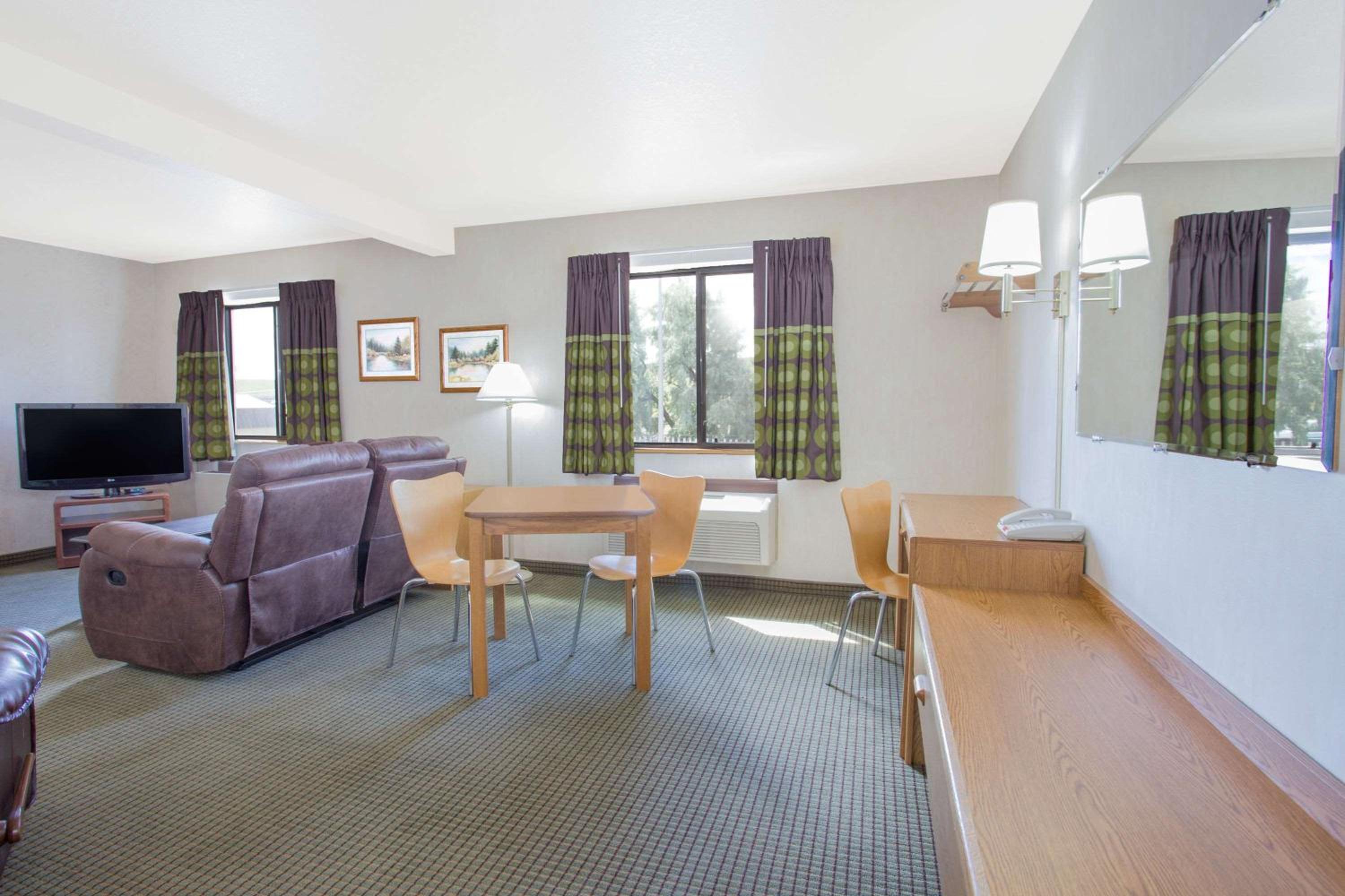 Queen Suite - Non-Smoking - Photo 5