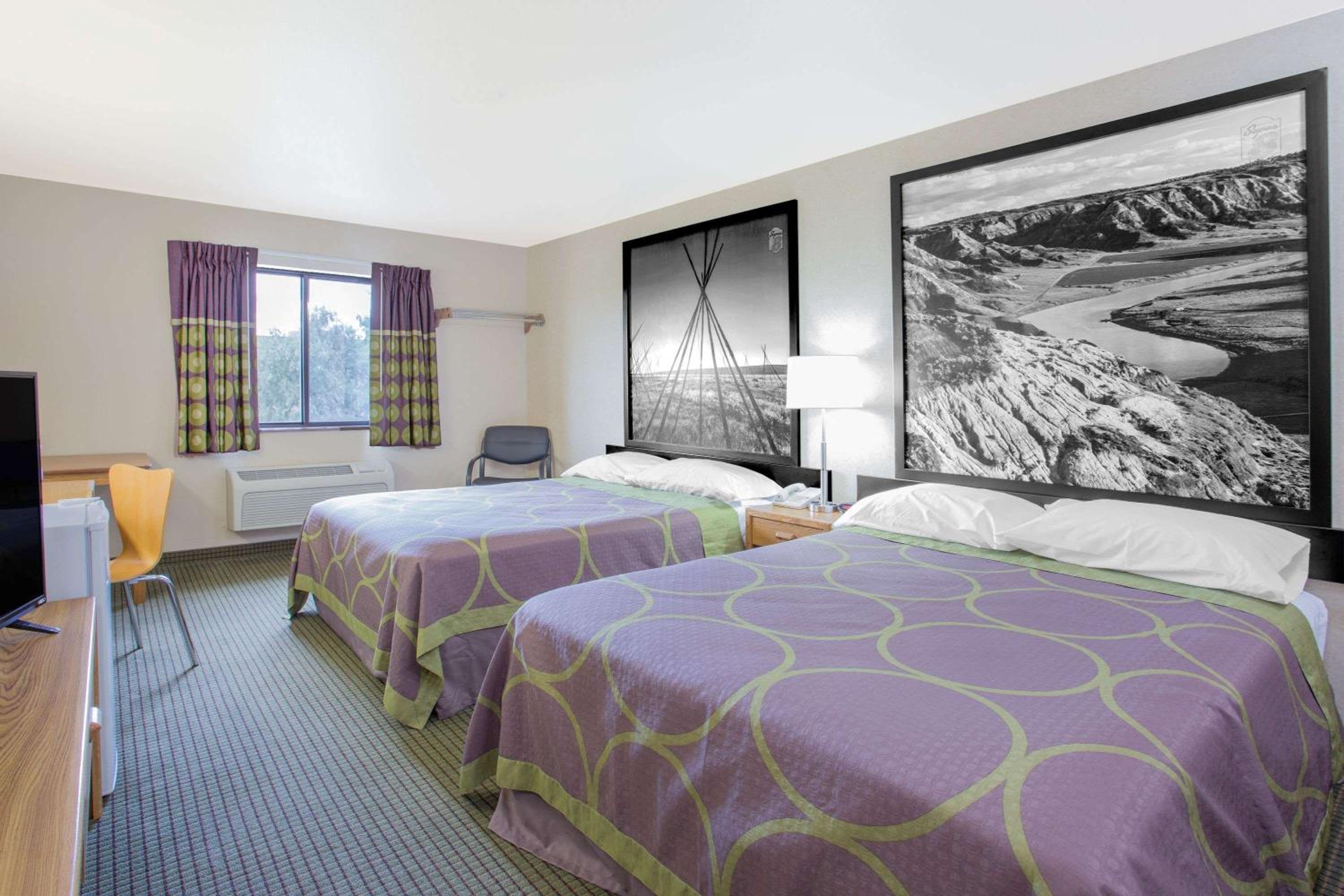 Queen Room with Two Queen Beds - Non-Smoking - Photo 2