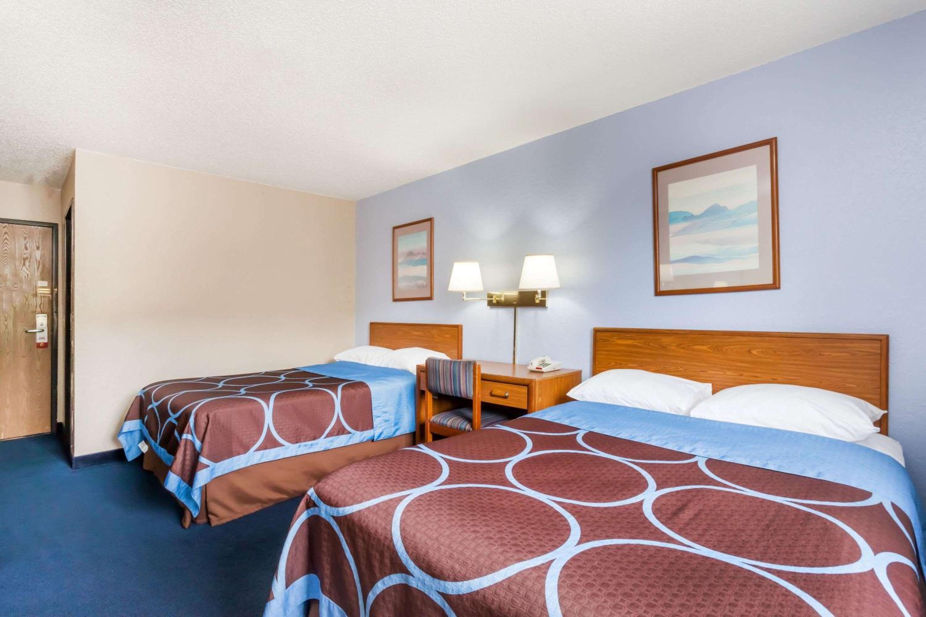 Deluxe Double Room with Two Double Beds - Non-Smoking - Photo 2