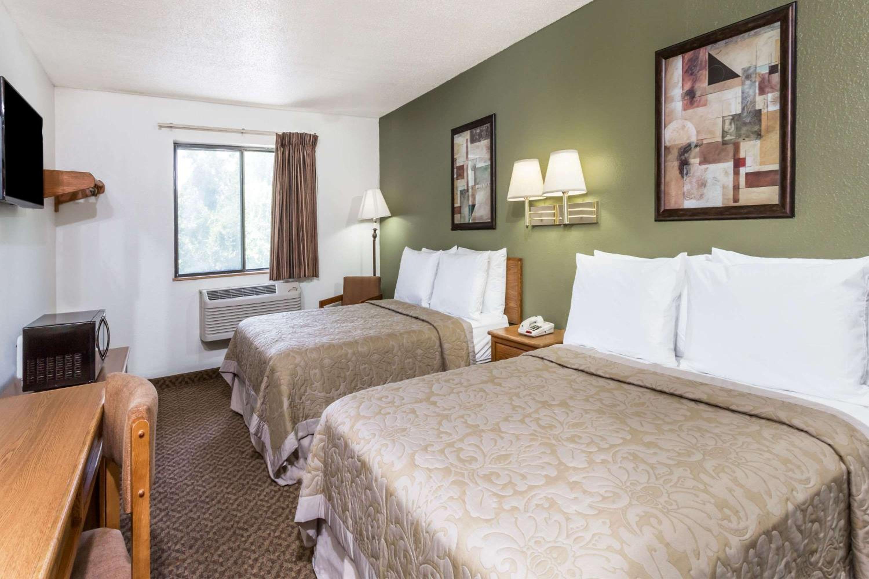 Deluxe Double Room with Two Double Beds - Non-Smoking - Photo 4