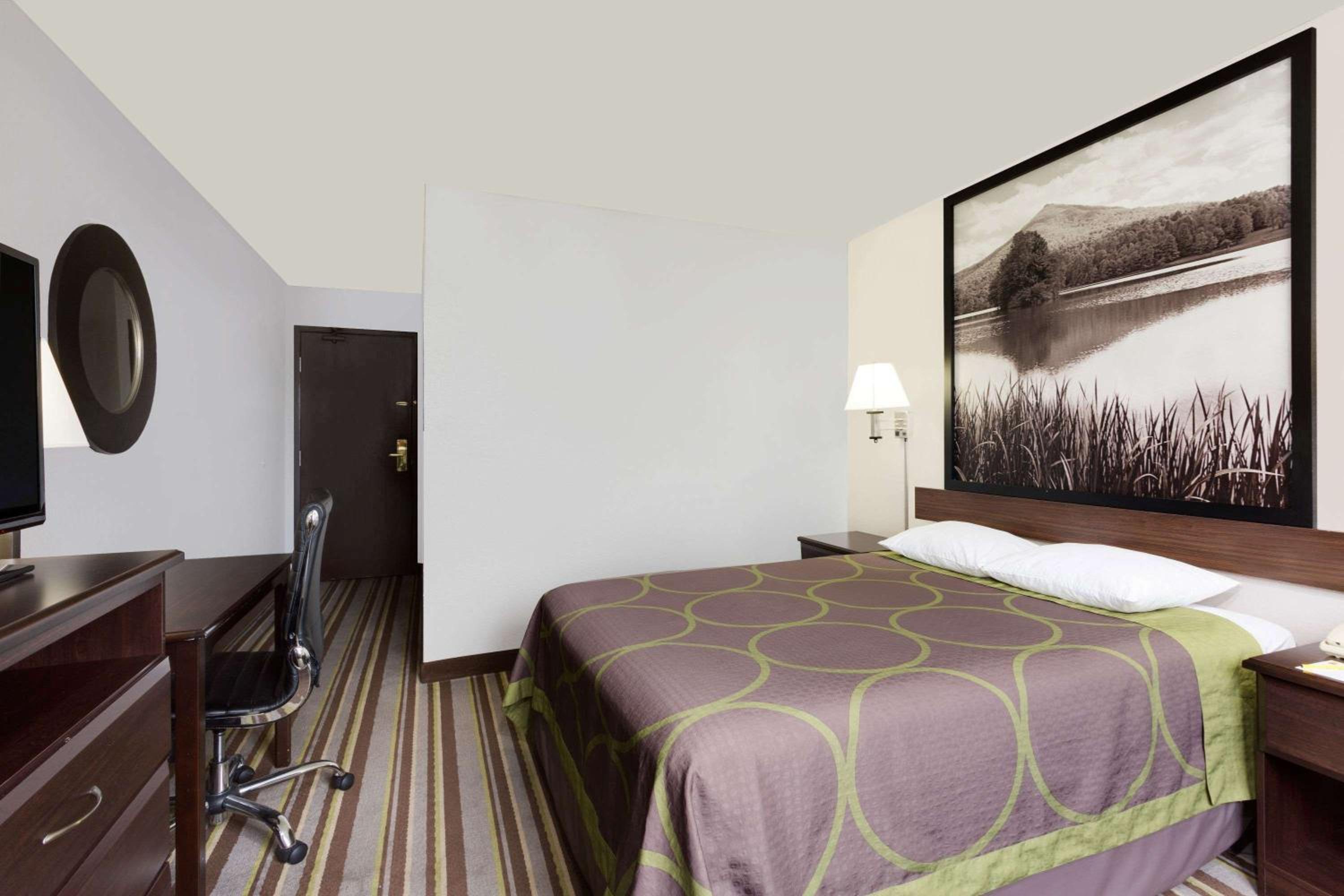 1 Queen Bed, Mobility Accessible Room, Non-Smoking photo 1