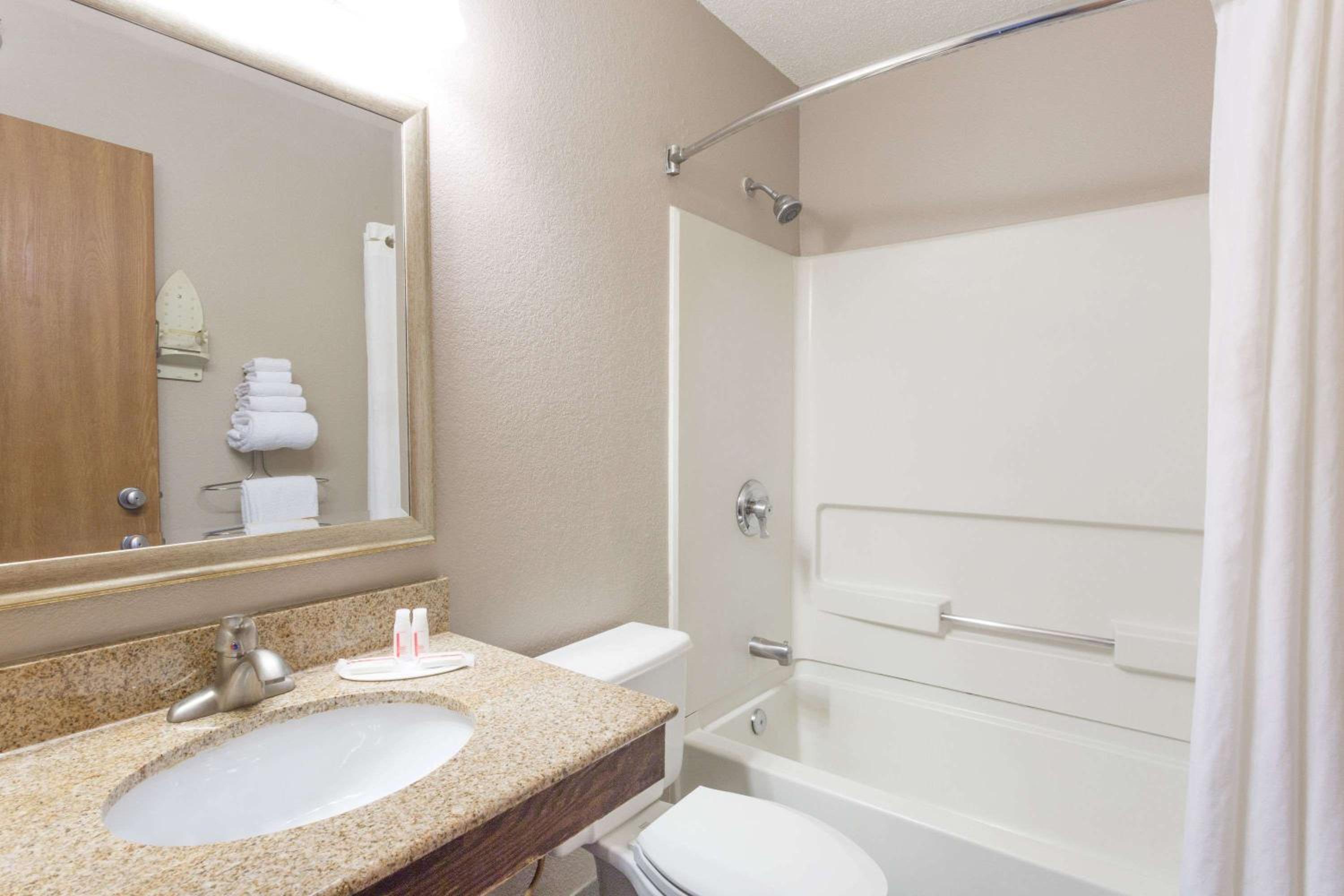 Deluxe Double Room with Two Double Beds - Non-Smoking photo 2