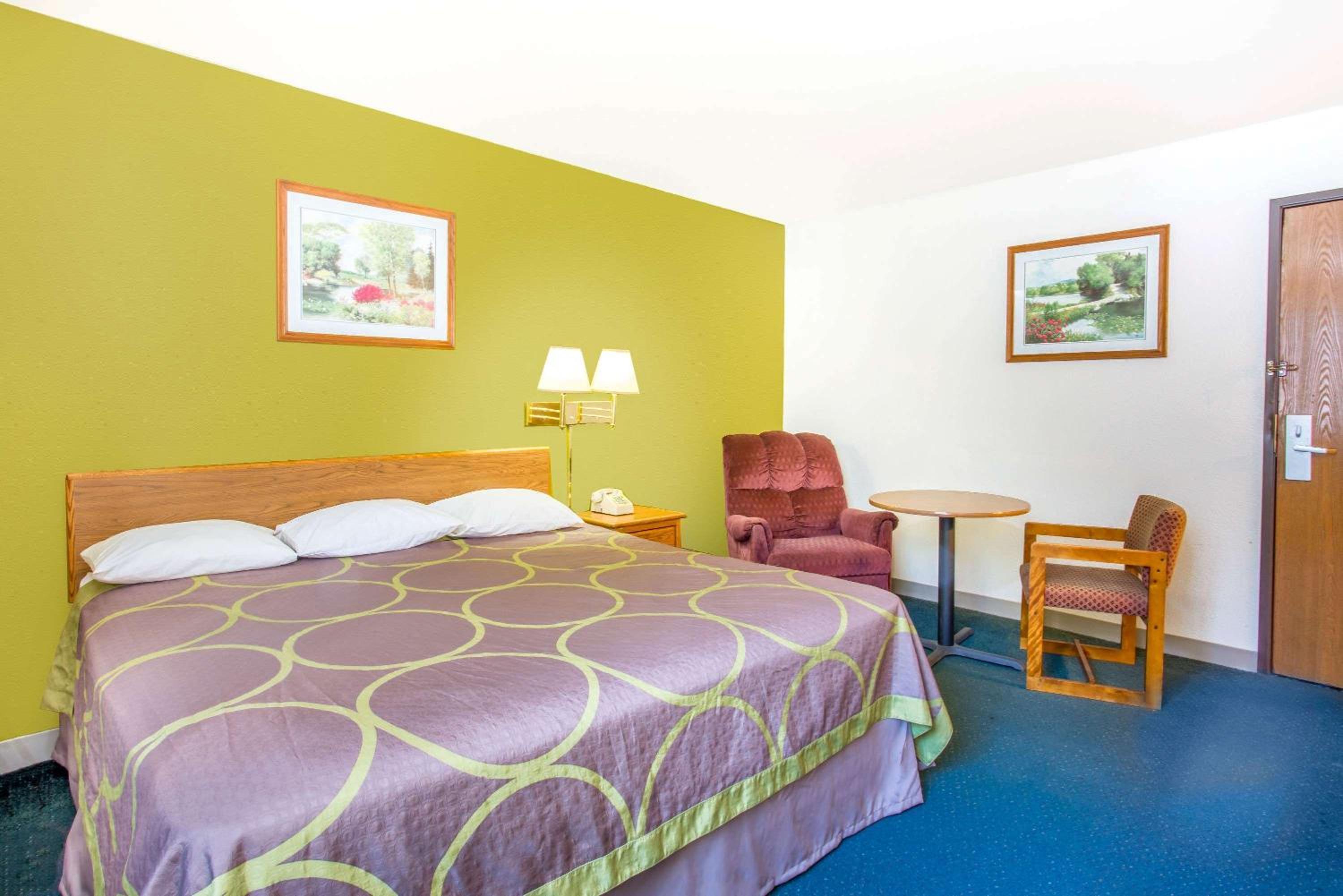 King Room - Non-Smoking - Photo 1