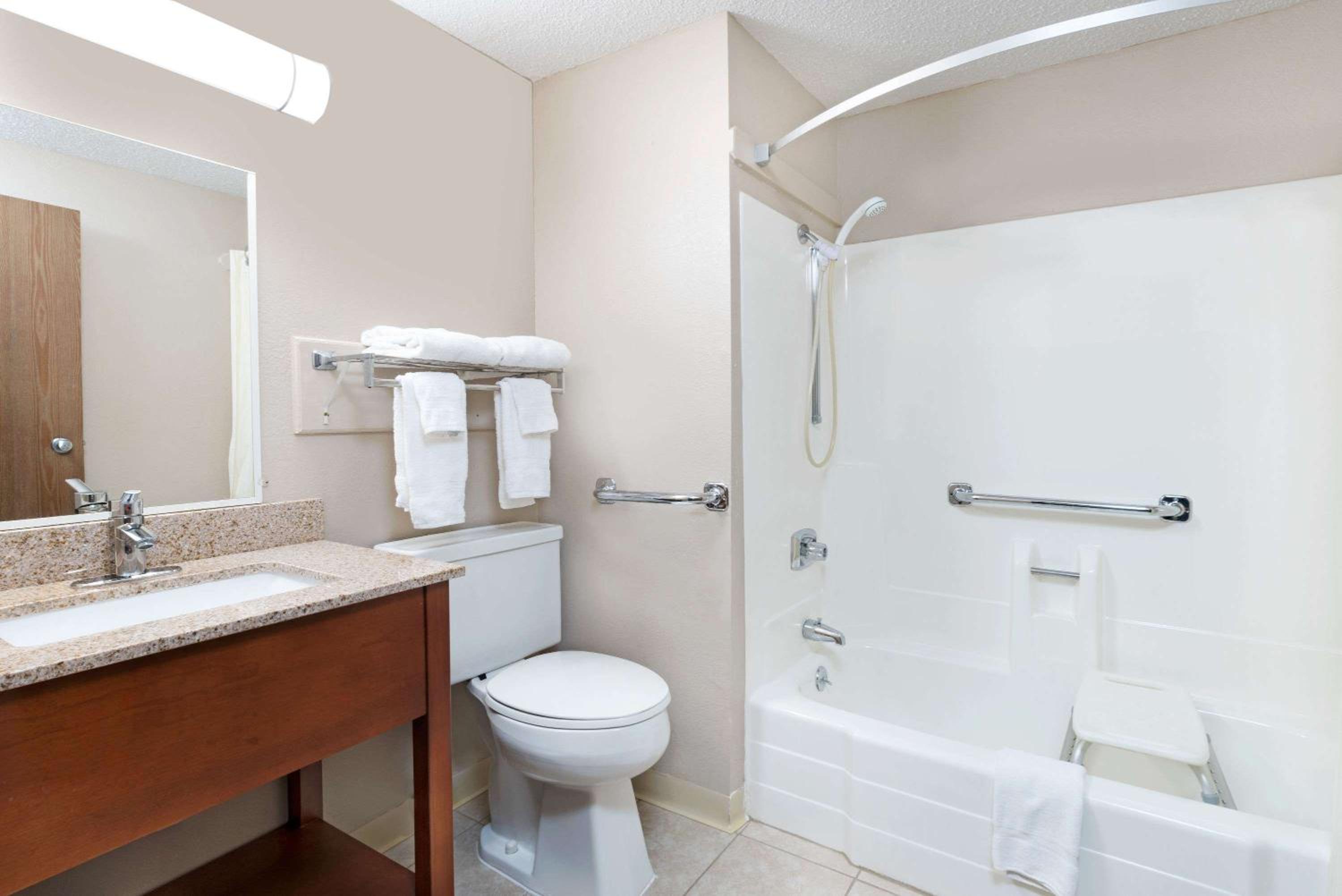 Queen Room - Disability Access/Non-Smoking photo 2