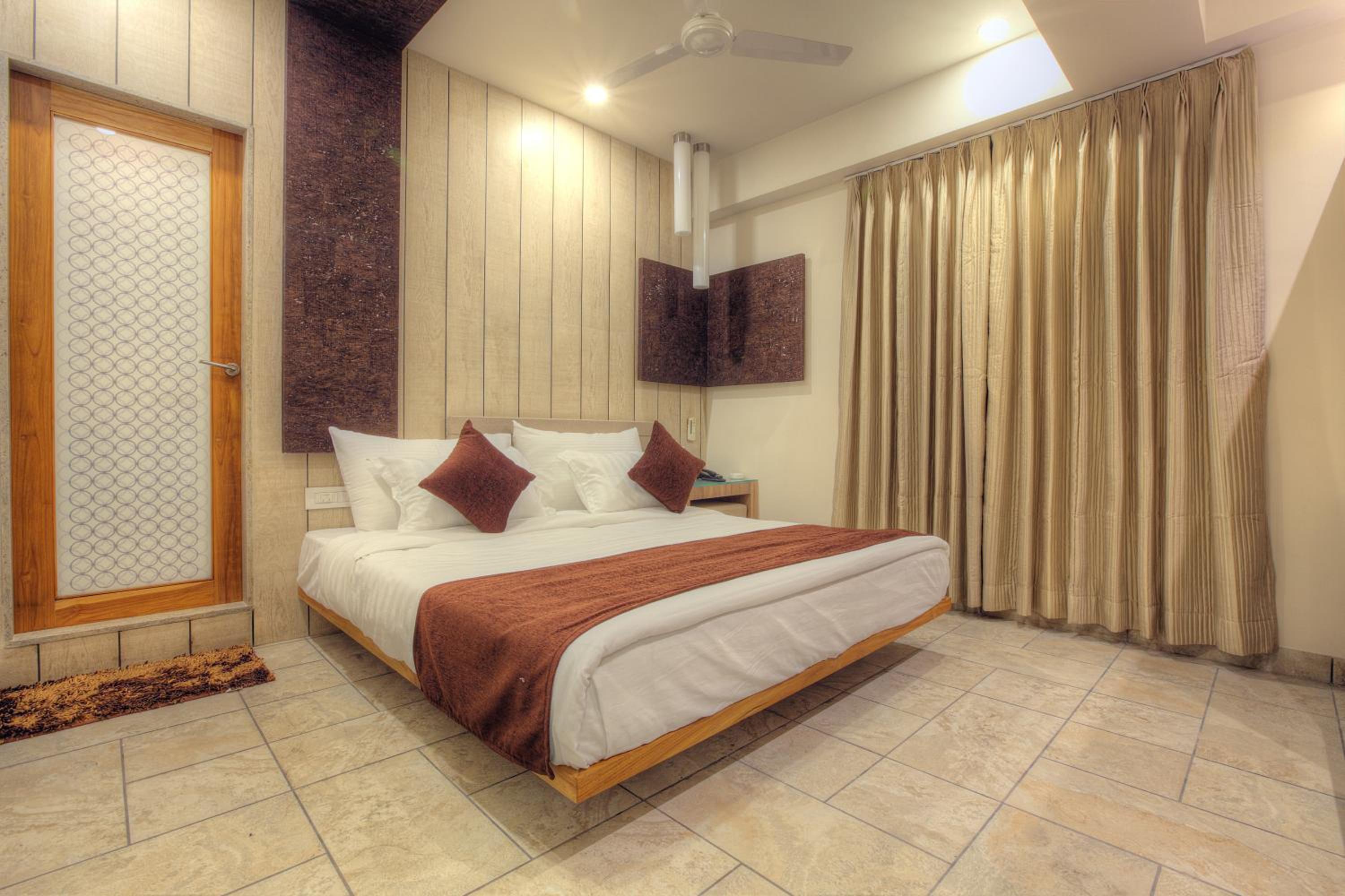 Deluxe King Room photo 1