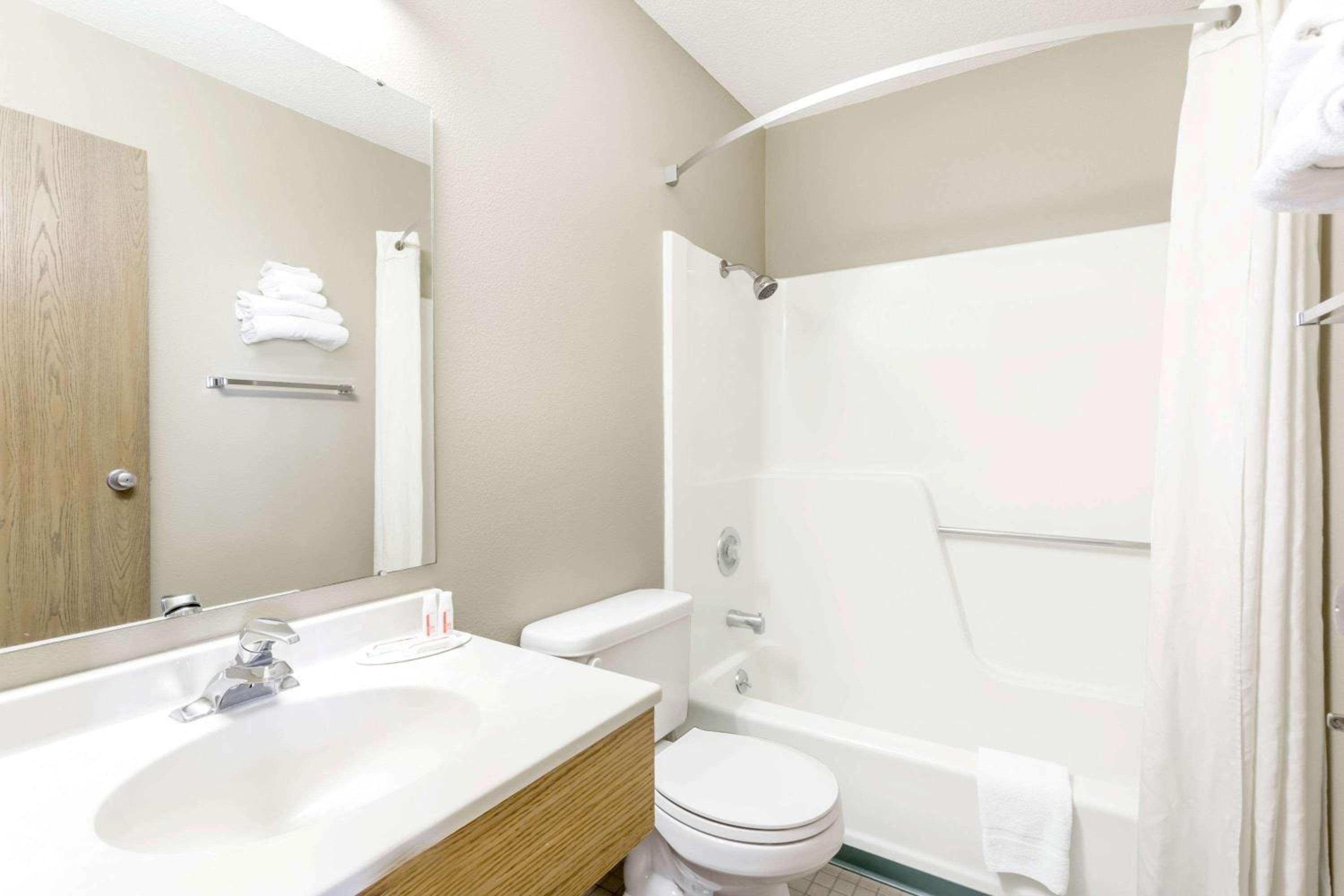 Double Room With Two Double Beds - Mobility Access/Non-Smoking photo 2