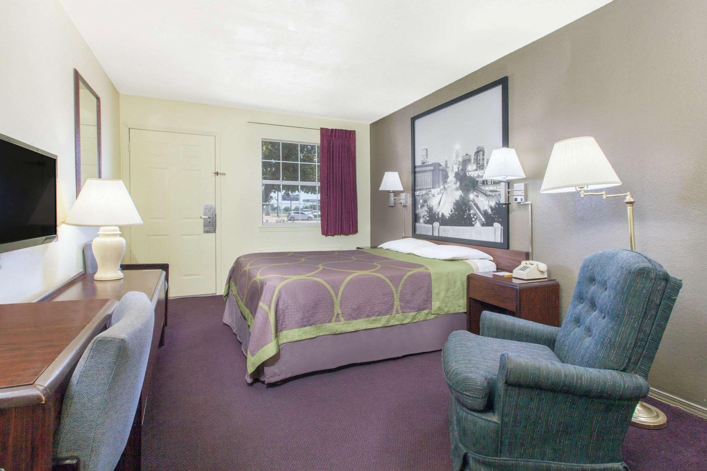 Queen Room - Disability Access/Non-Smoking - Photo 1