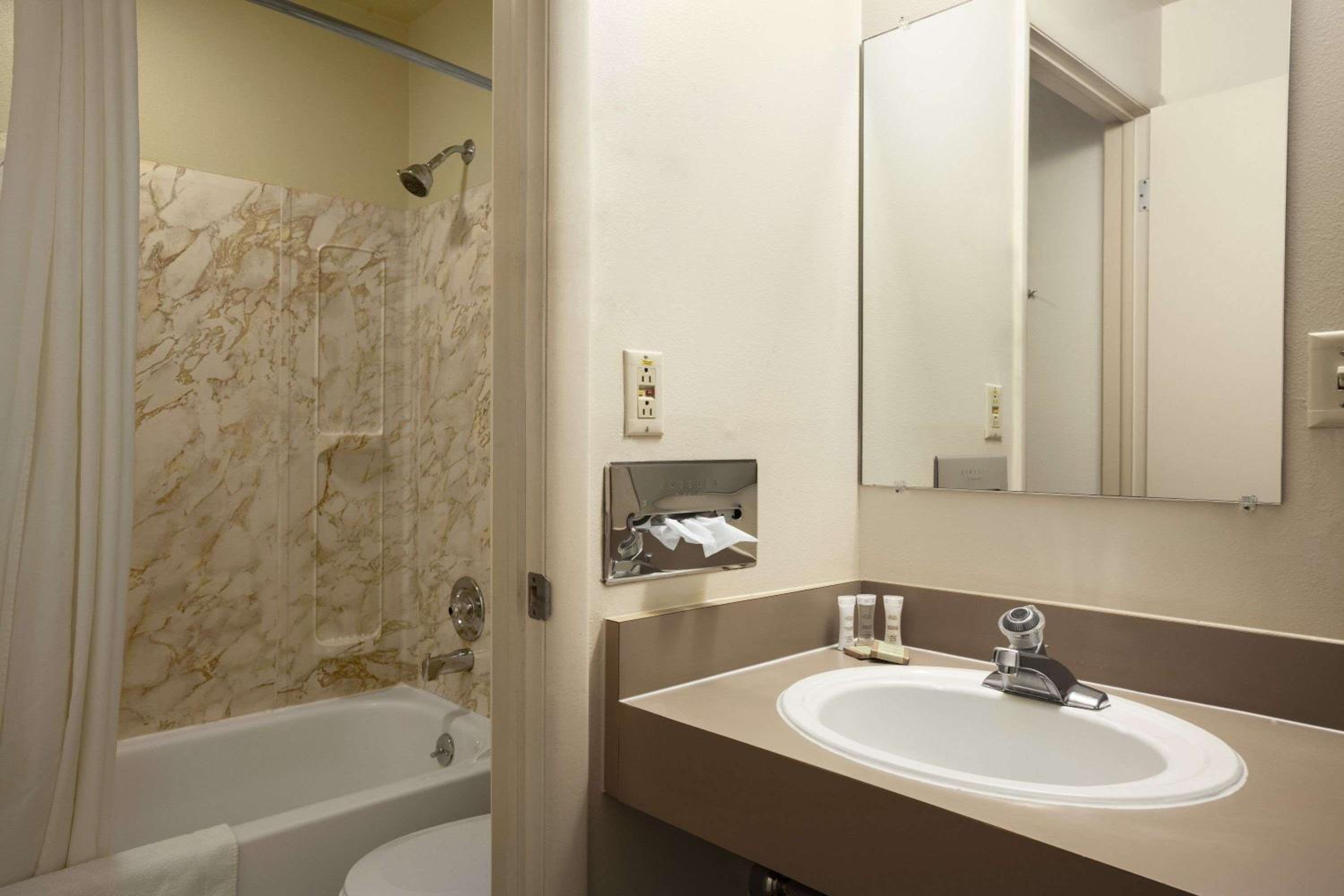 King Room - Non-Smoking - Photo 3