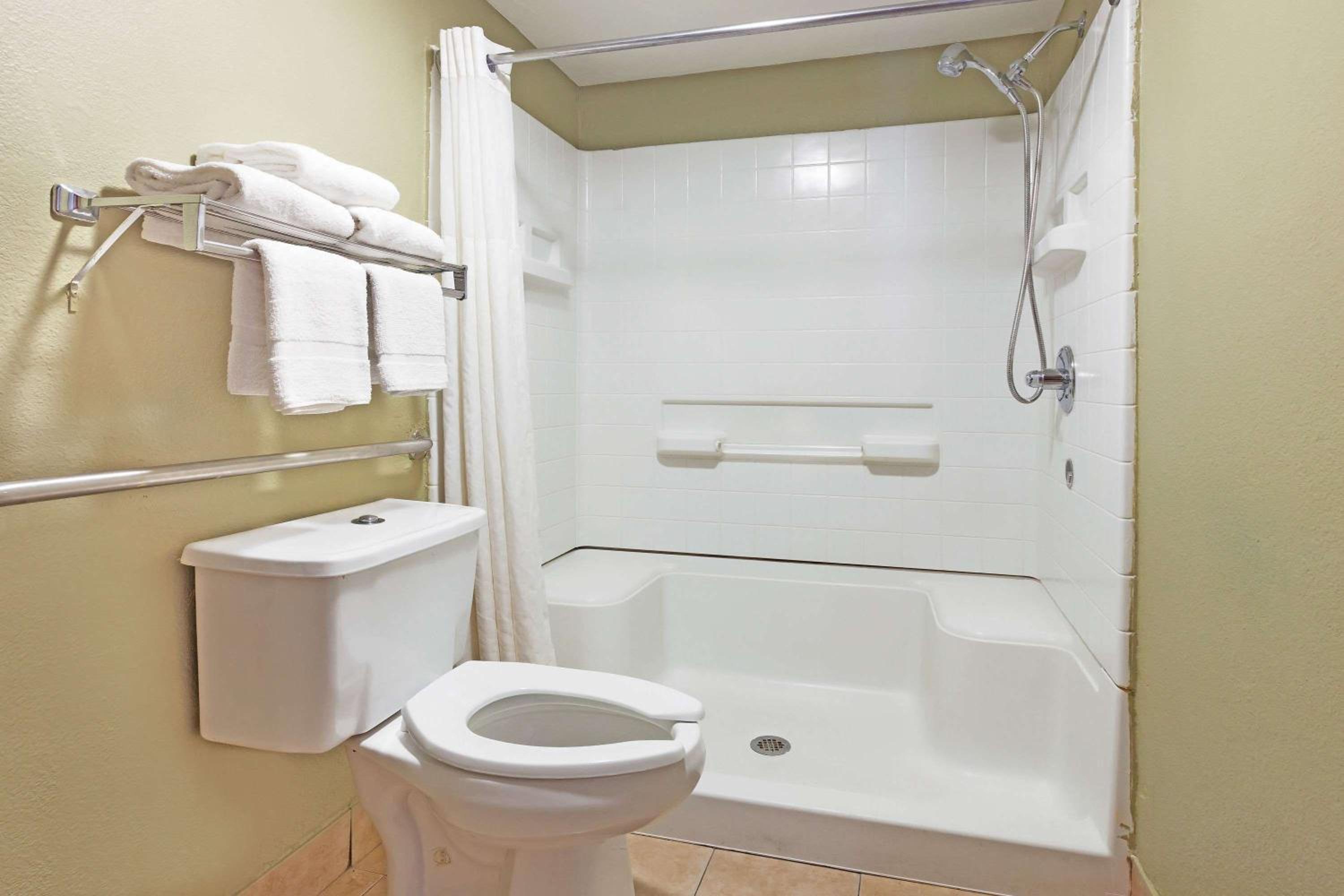 King Room - Mobility Access/Non-Smoking photo 2