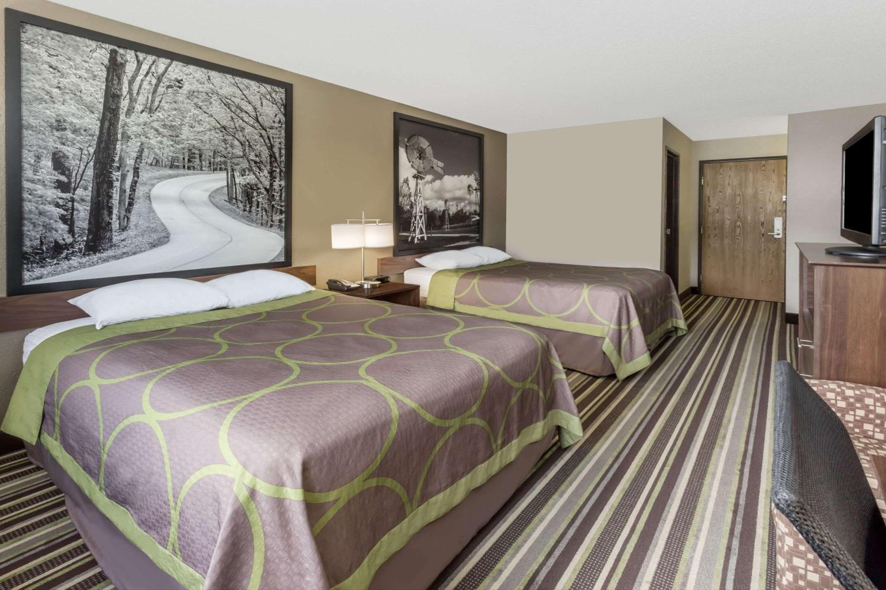 Queen Room with Two Queen Beds - Non-Smoking - Photo 1