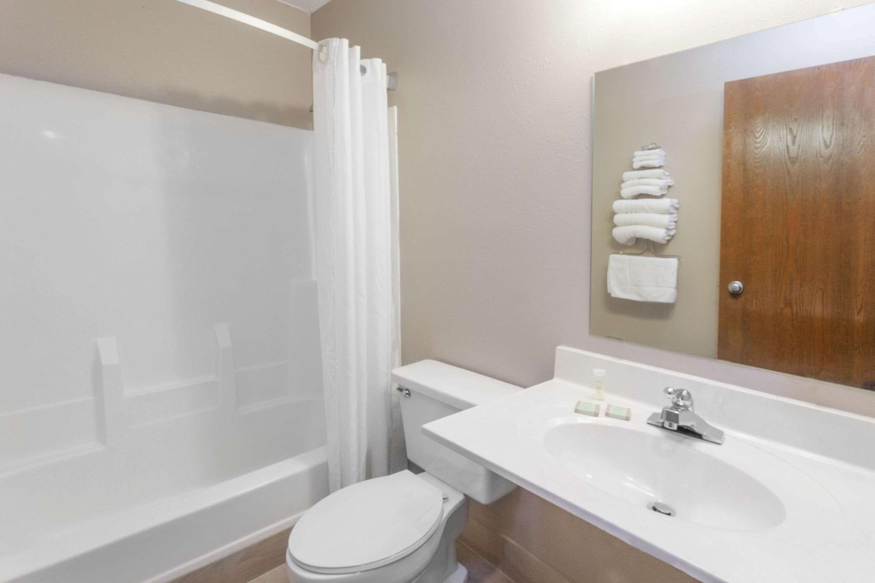 Deluxe Queen Room with Two Queen Beds - Non-Smoking - Photo 2