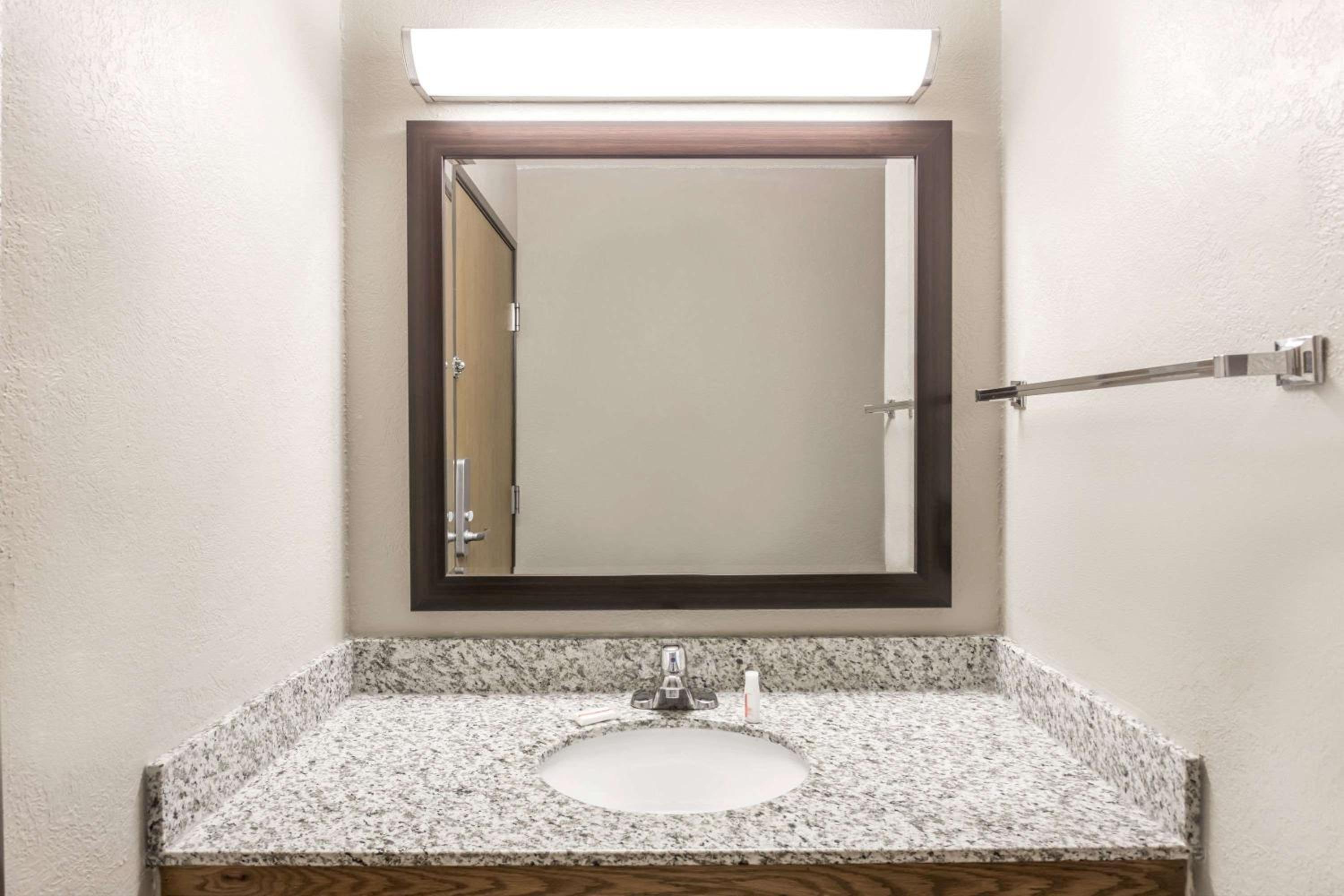 King Room - Mobility Access/Non-Smoking - Photo 5