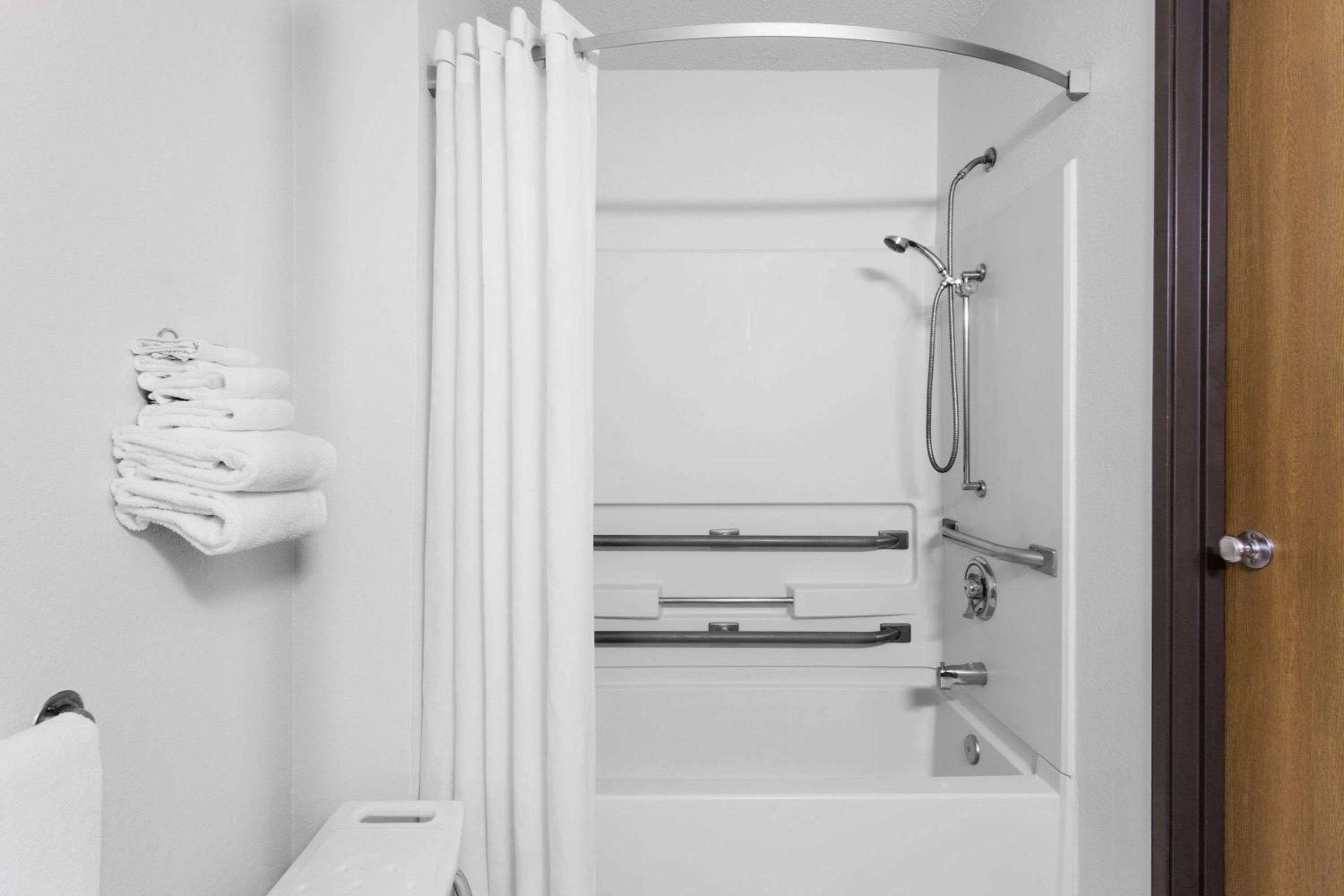Queen Room - Mobility Access/Non-Smoking - Photo 3