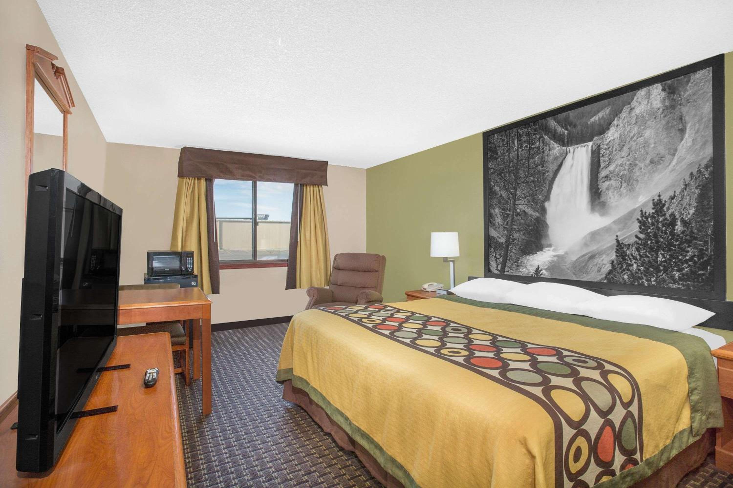 King Room - Non-Smoking - Photo 4