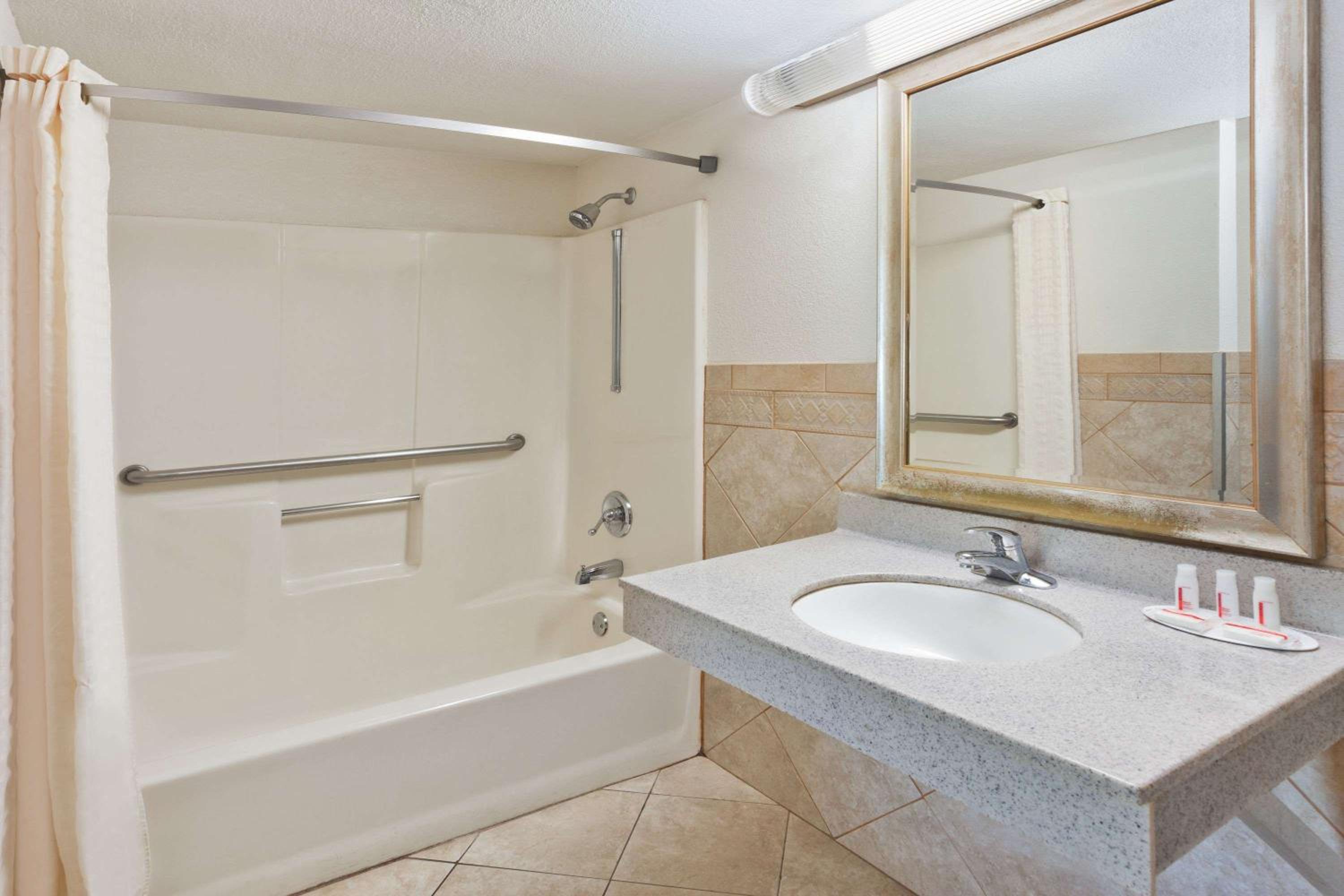 Deluxe Double Room with Two Double Beds - Non-Smoking - Photo 4