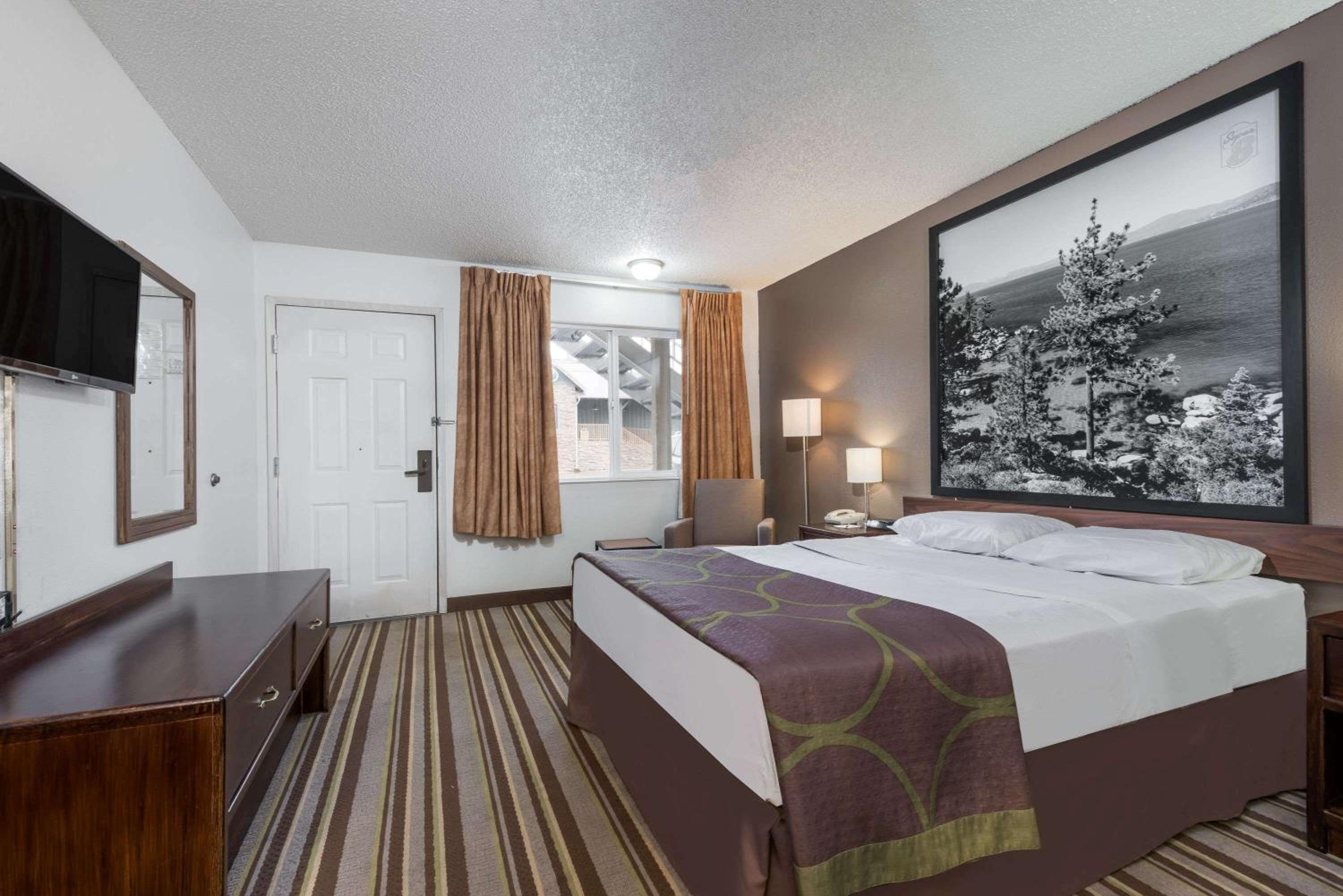 King Room - Non-Smoking - Photo 6