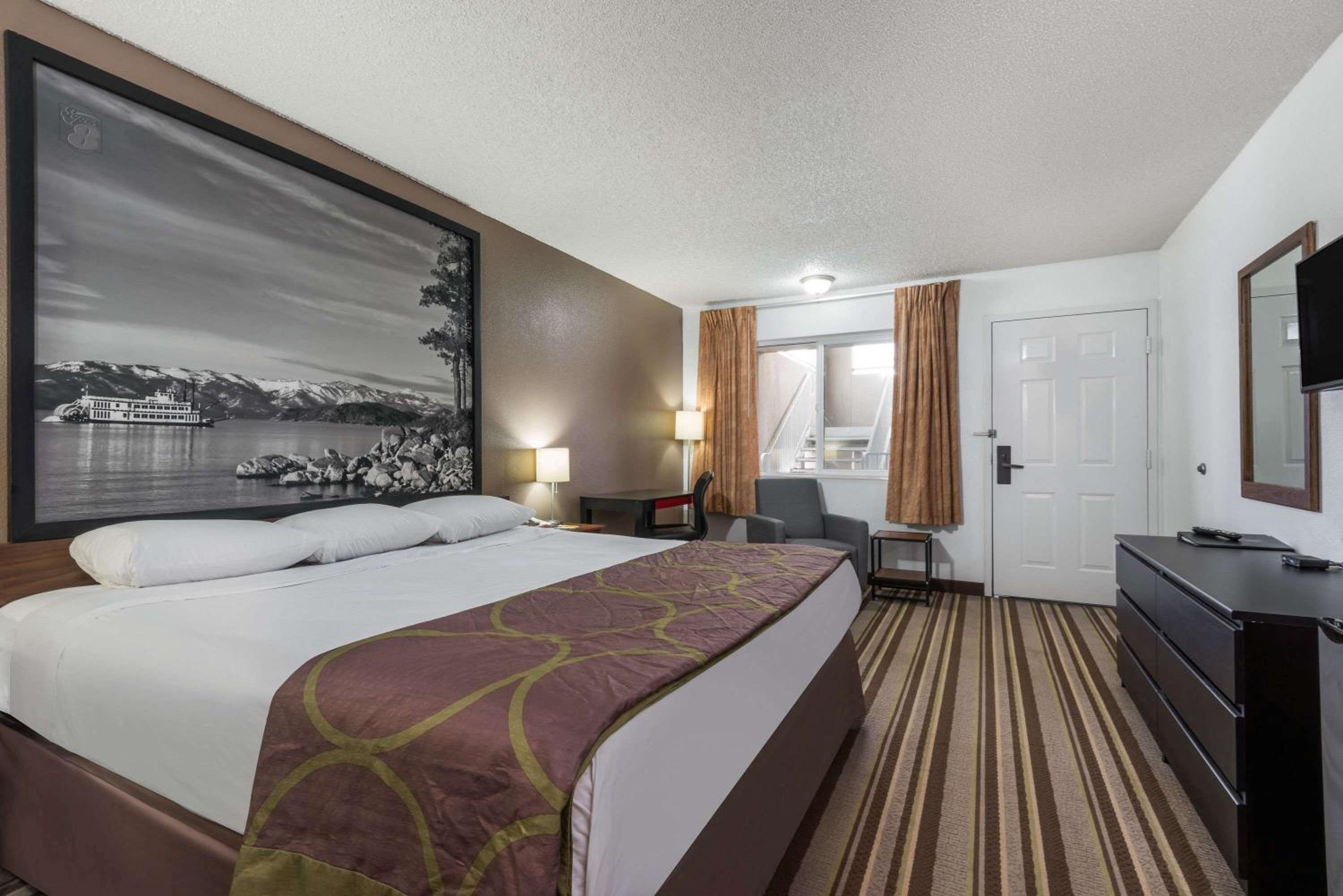 King Room - Non-Smoking - Photo 2