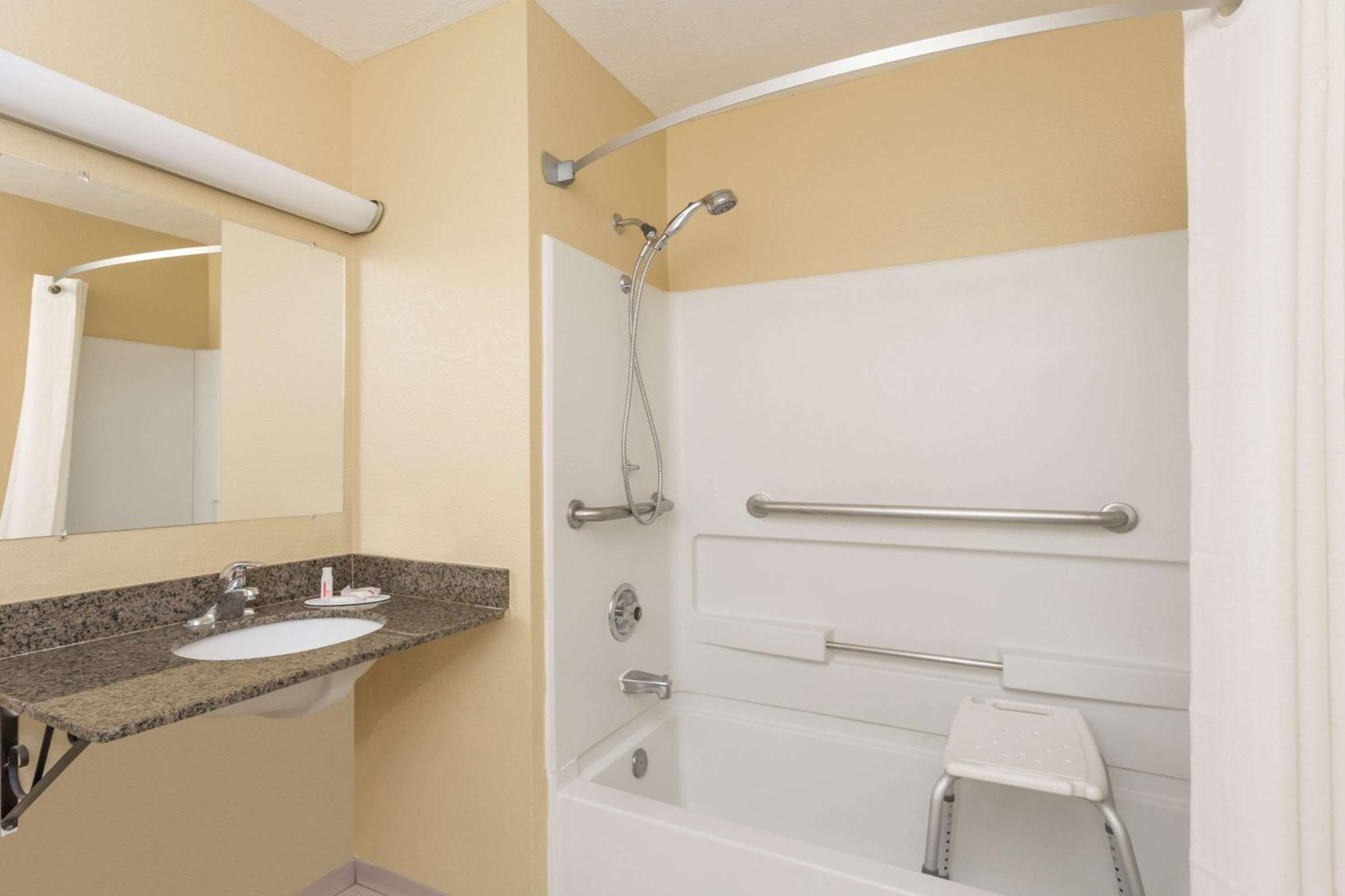 Queen Room - Disability Access - Non-Smoking photo 2