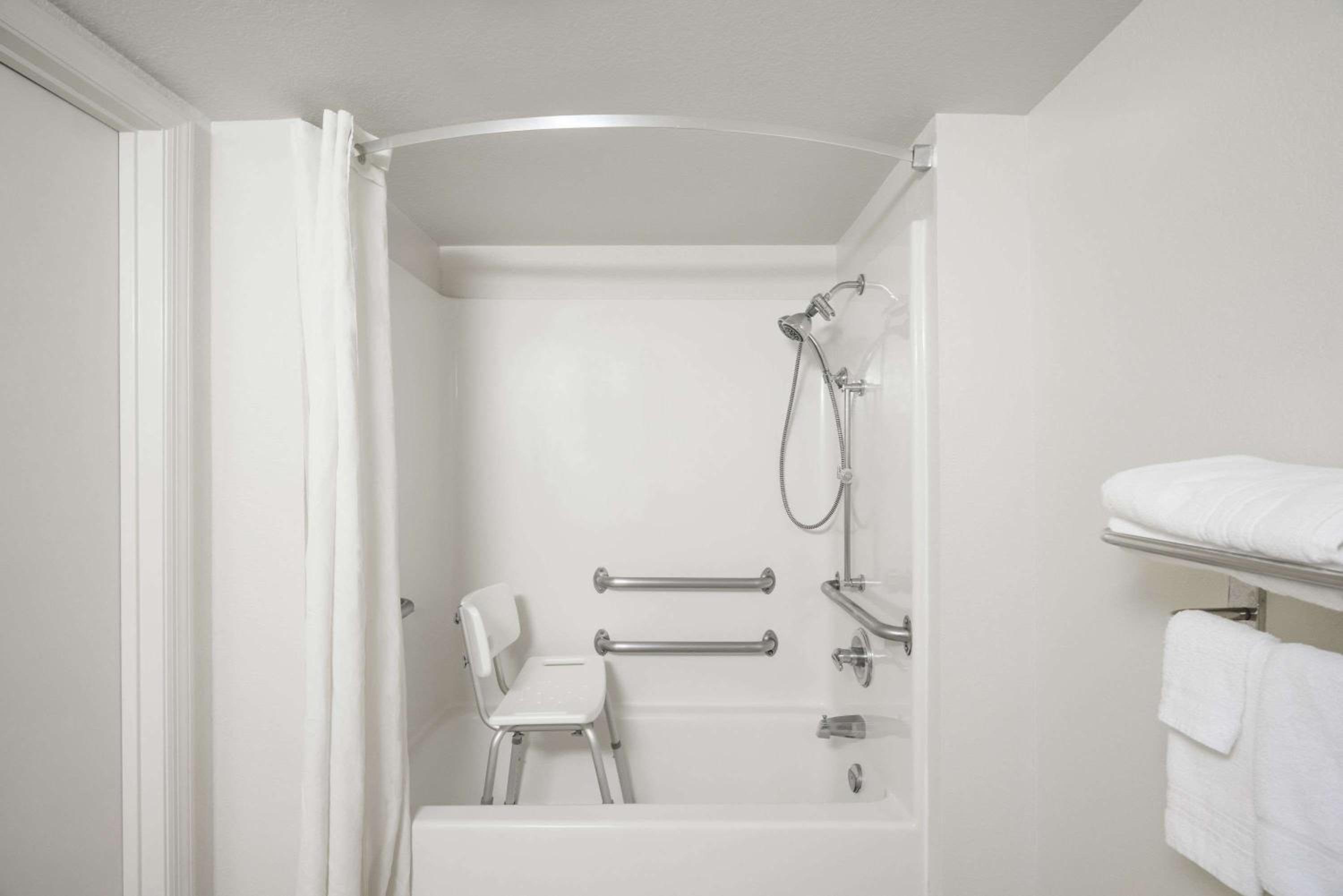 King Room - Mobility Access - Non-Smoking photo 3