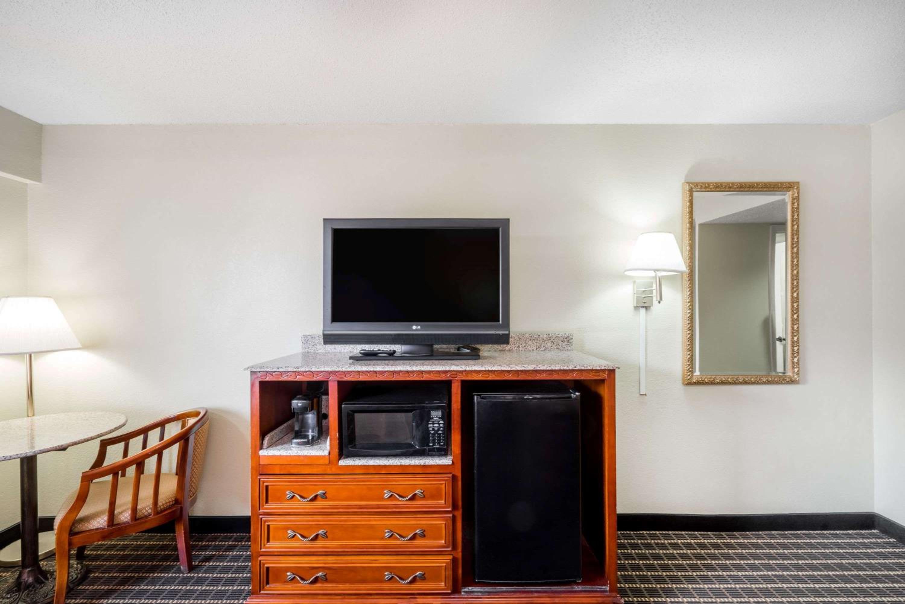 King Room - Mobility Access - Non-Smoking photo 1