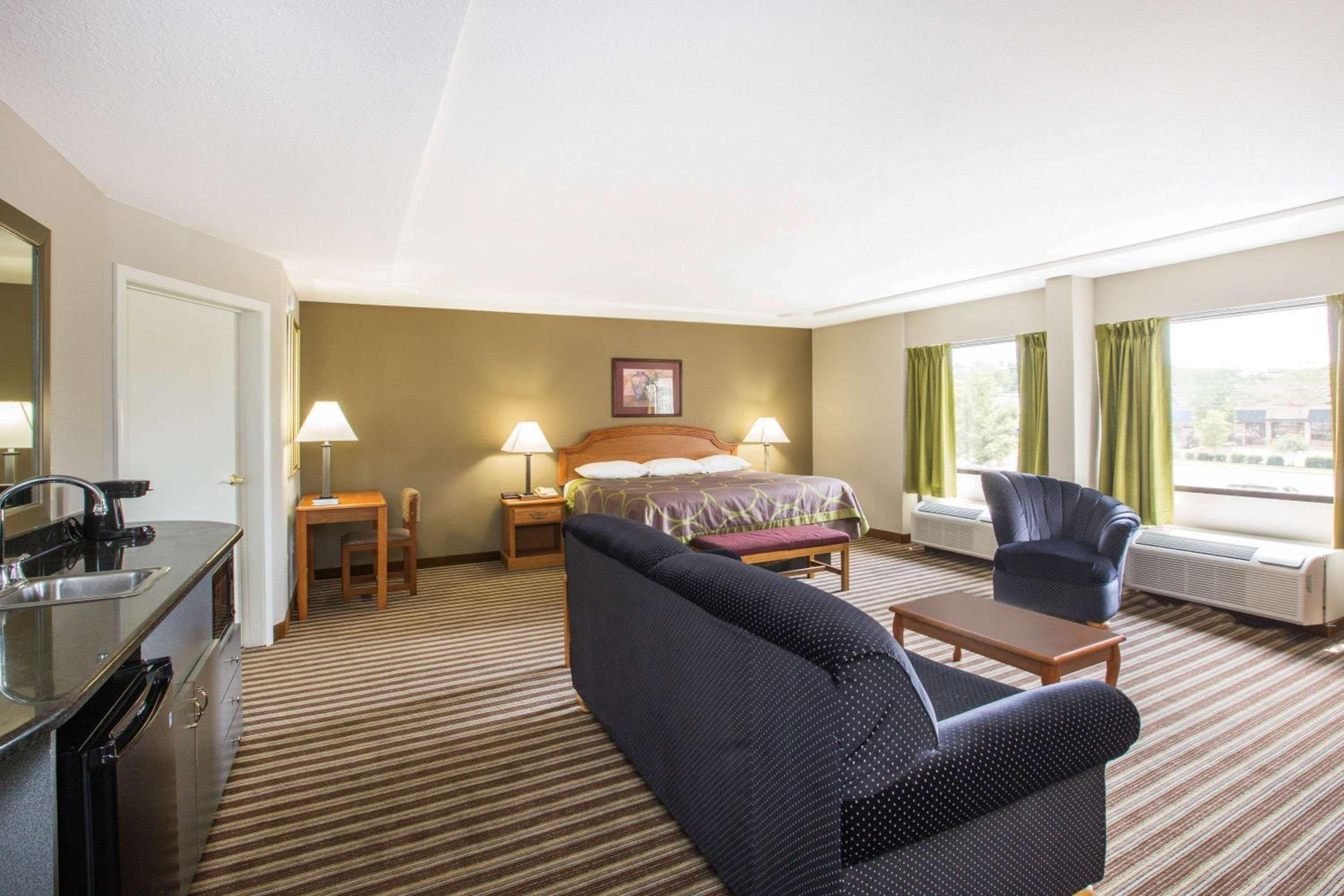 Deluxe King Suite - Non-Smoking - Photo 4