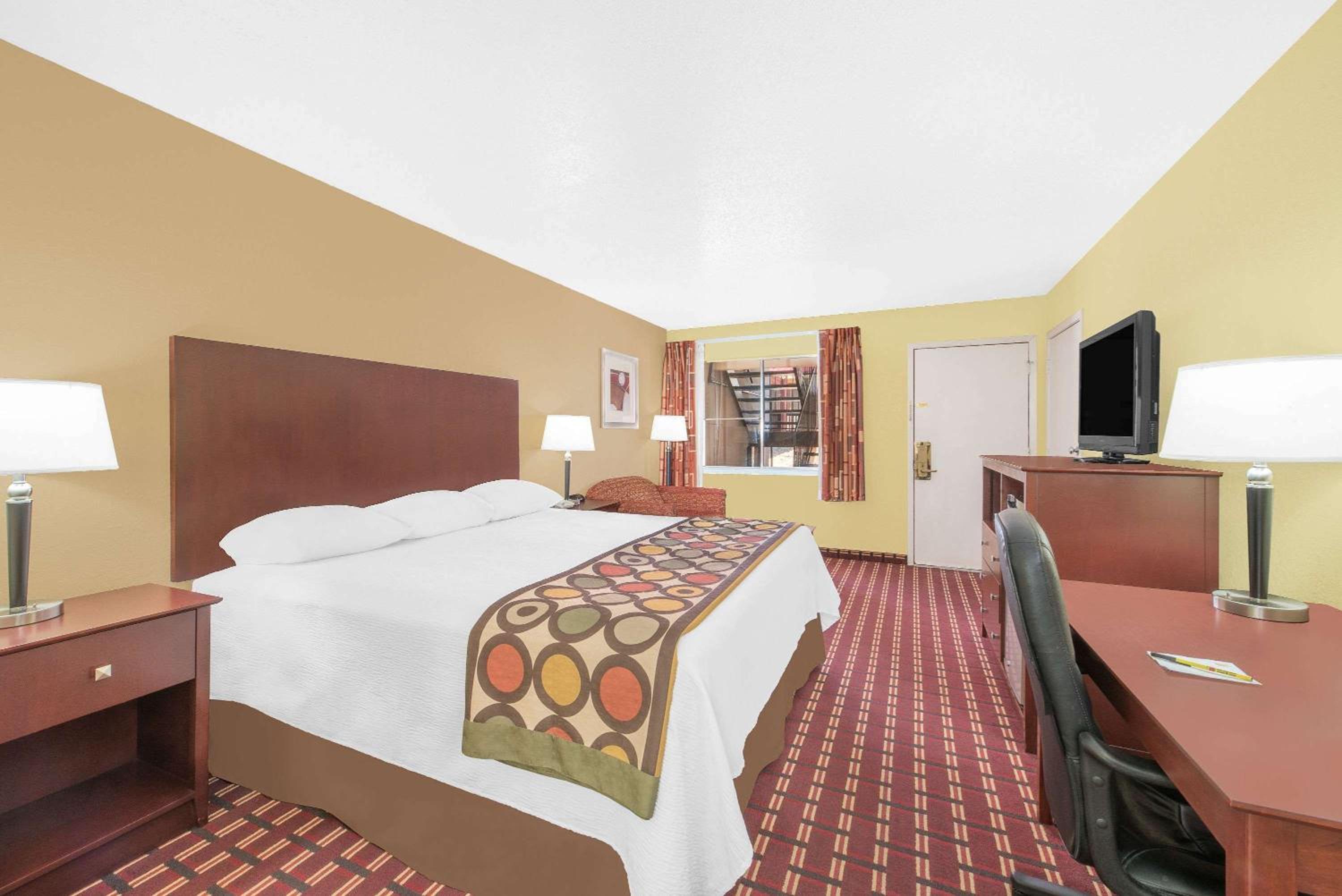 King Room - Non-Smoking - Photo 1