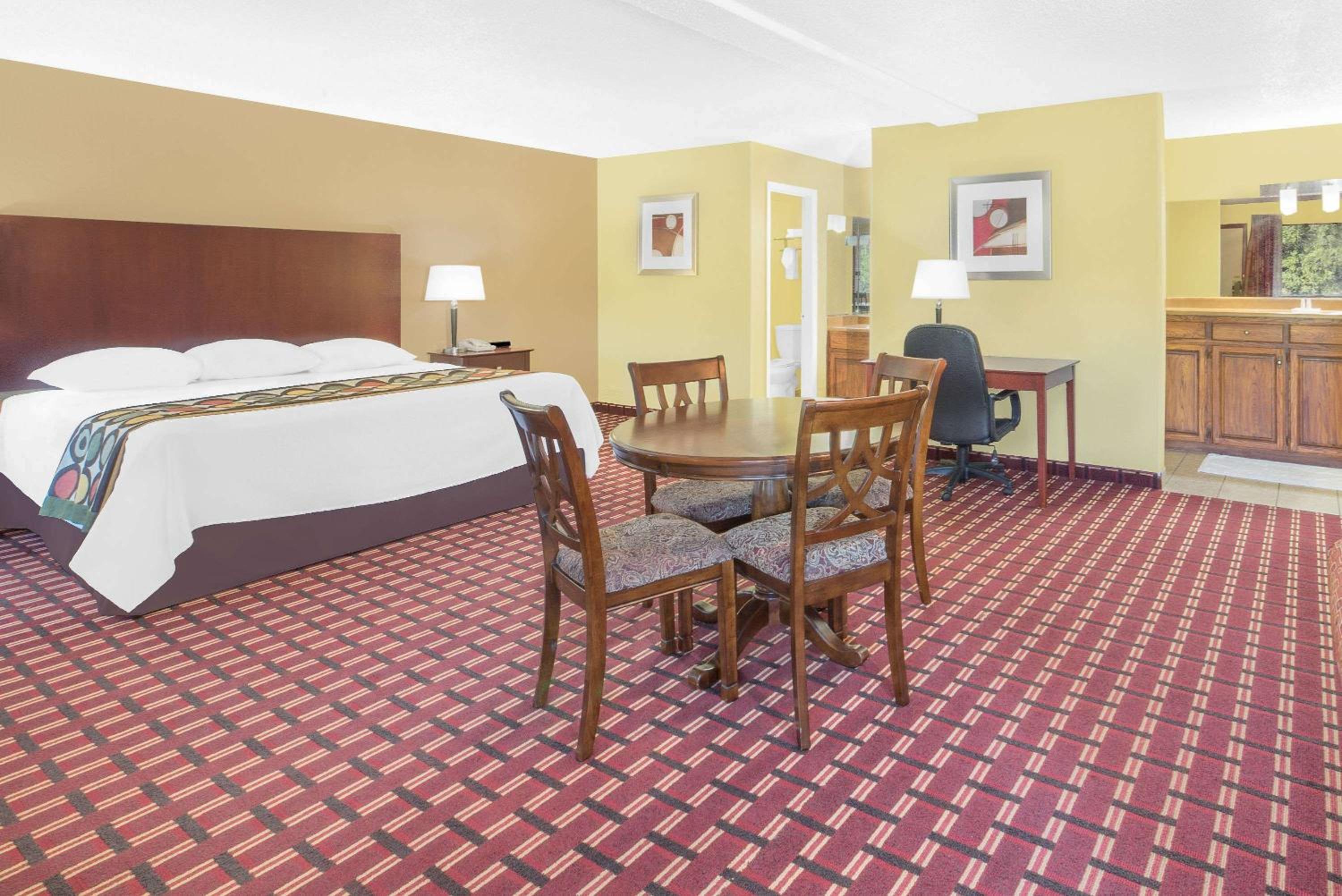 King Suite - Non-Smoking - Photo 1