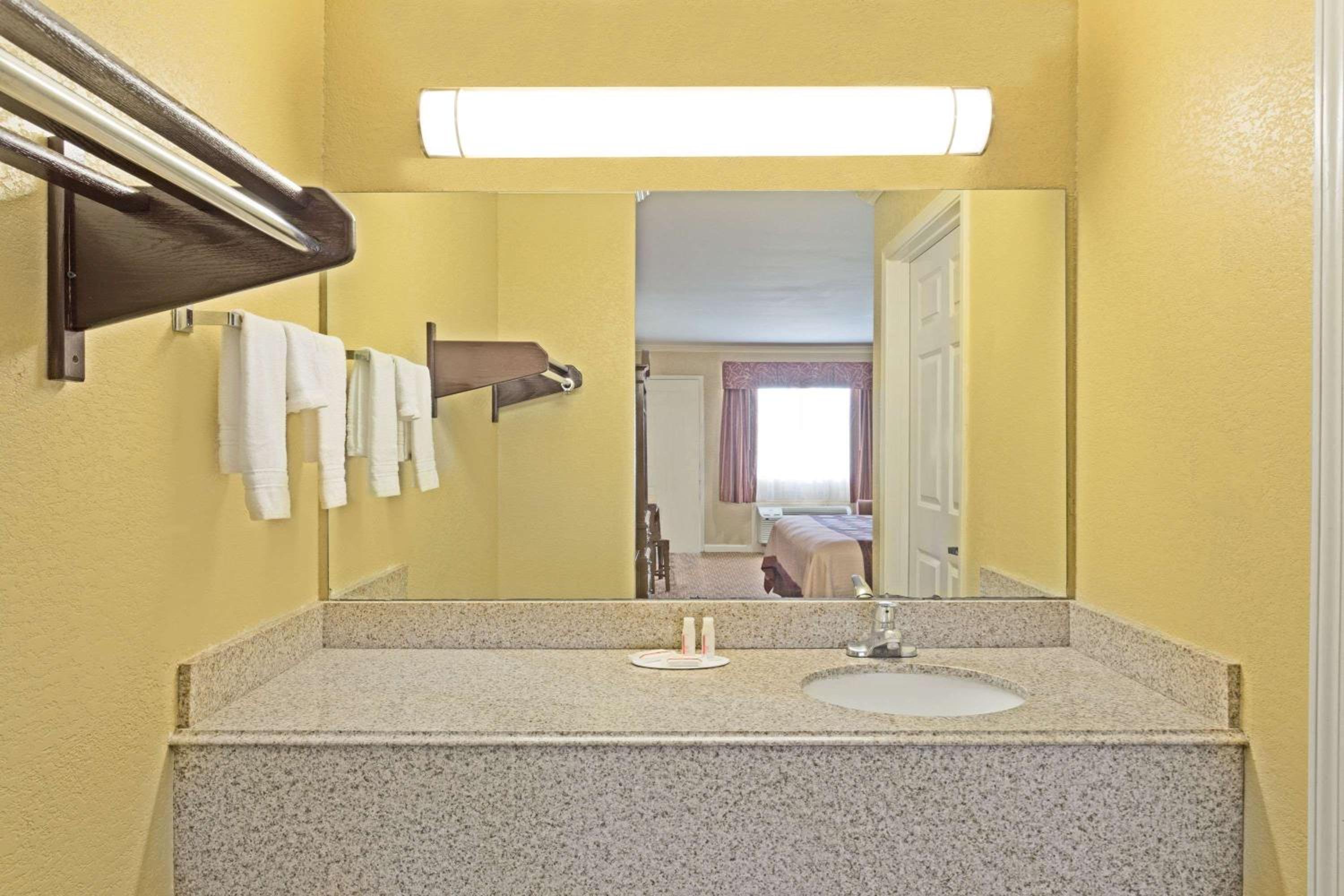 King Room - Non-Smoking - Photo 3
