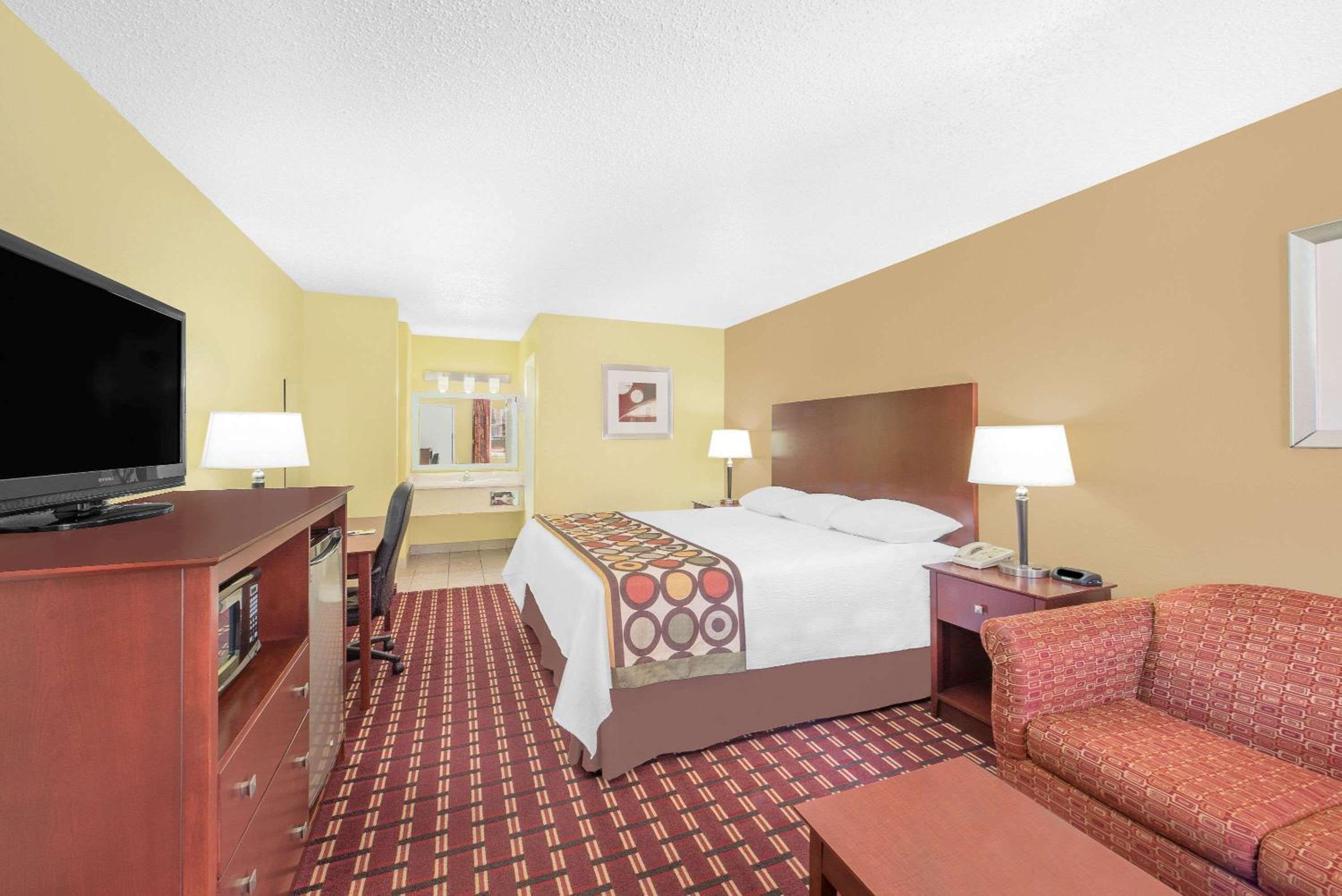 Deluxe King Room - Non-Smoking - Photo 1