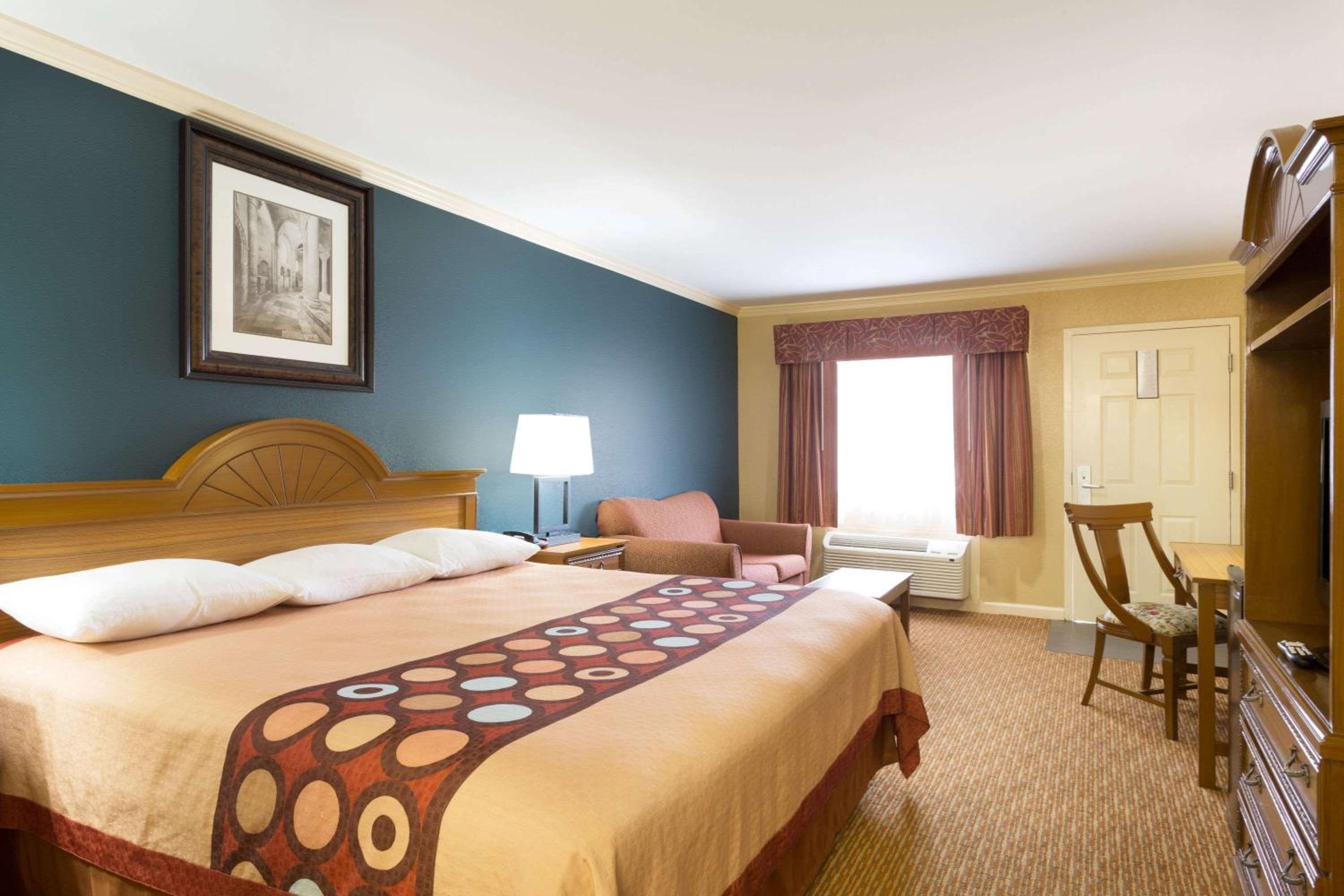 King Room - Non-Smoking - Photo 2