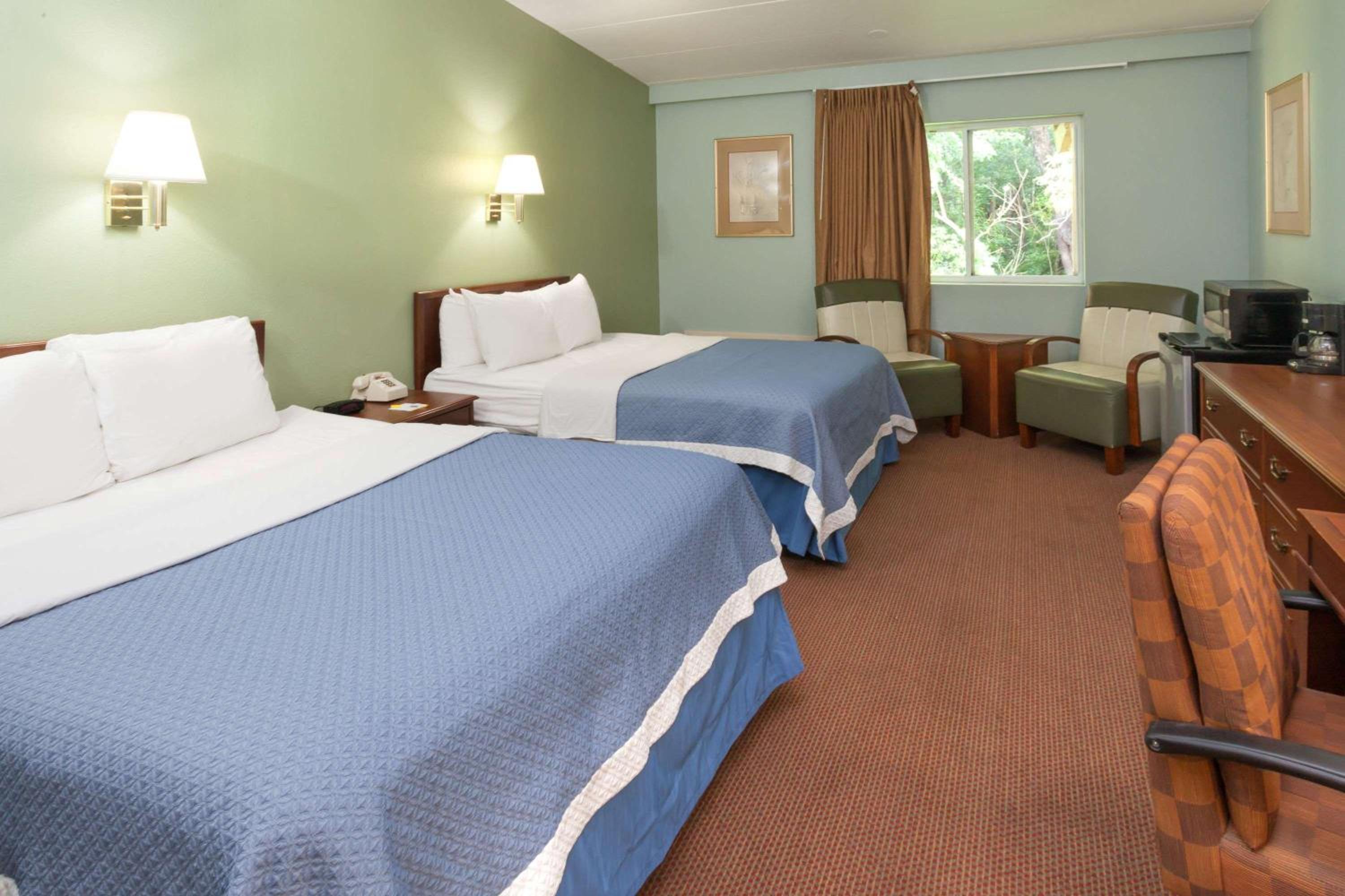 Queen Room with Two Queen Beds - Non-Smoking photo 1