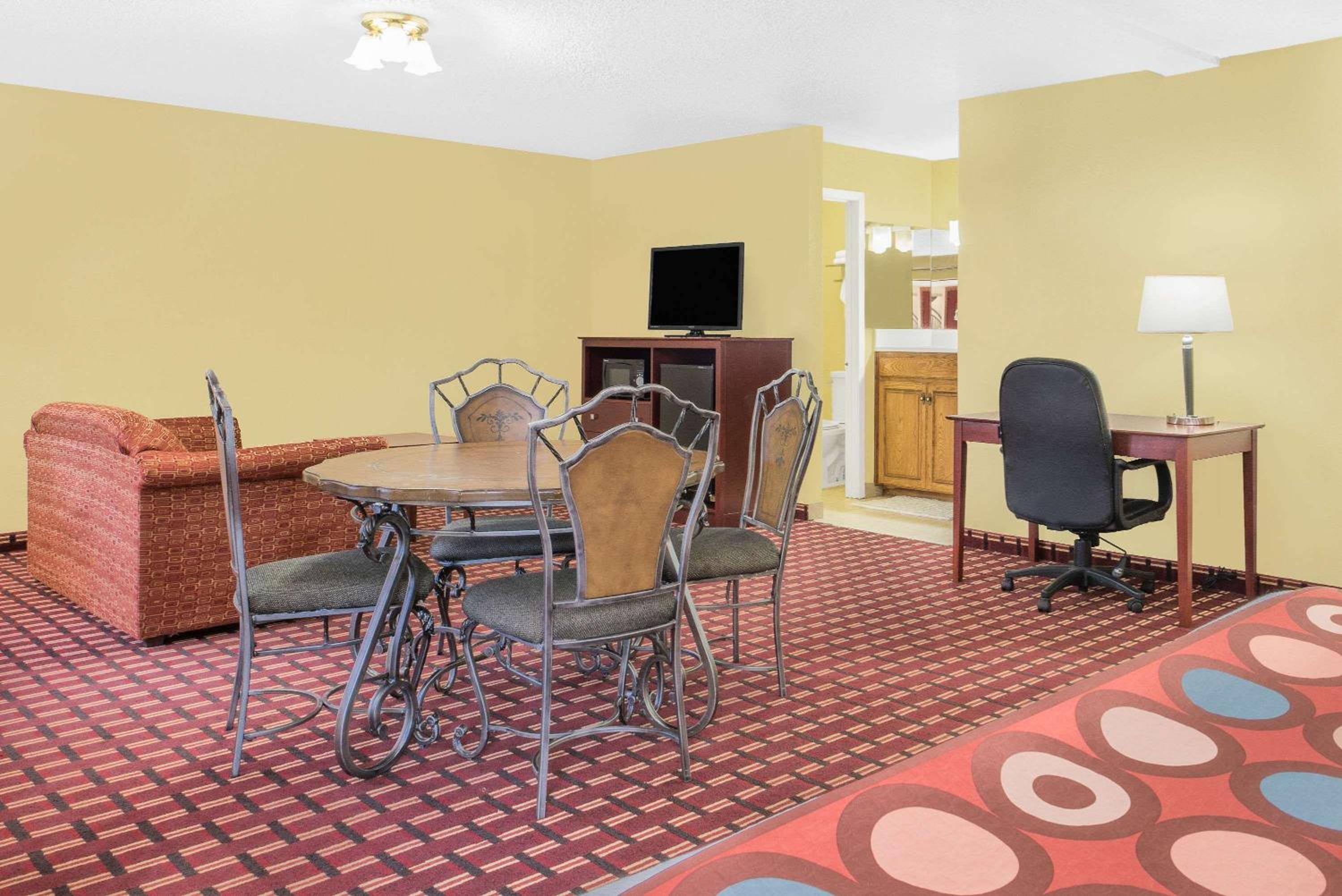 King Suite - Non-Smoking - Photo 6