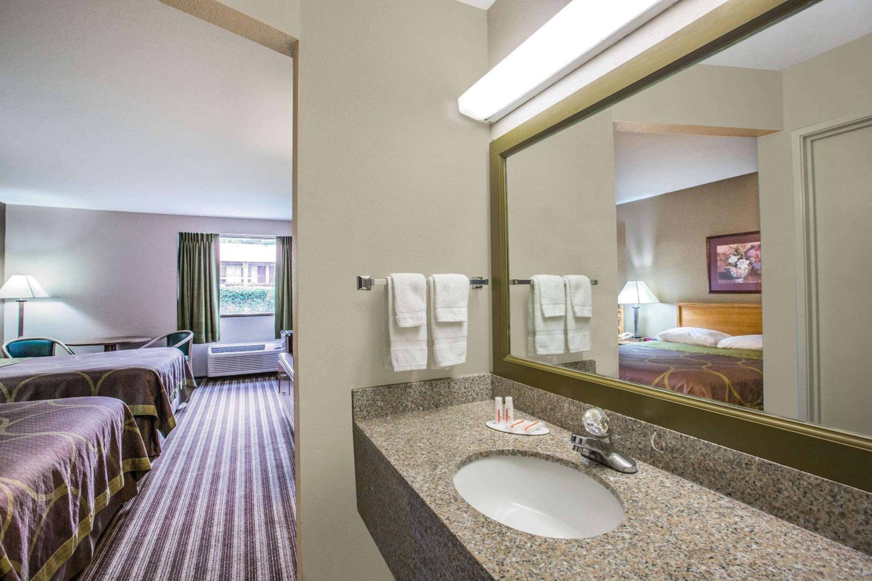 Double Room - Disability Access/Non-Smoking - Photo 2