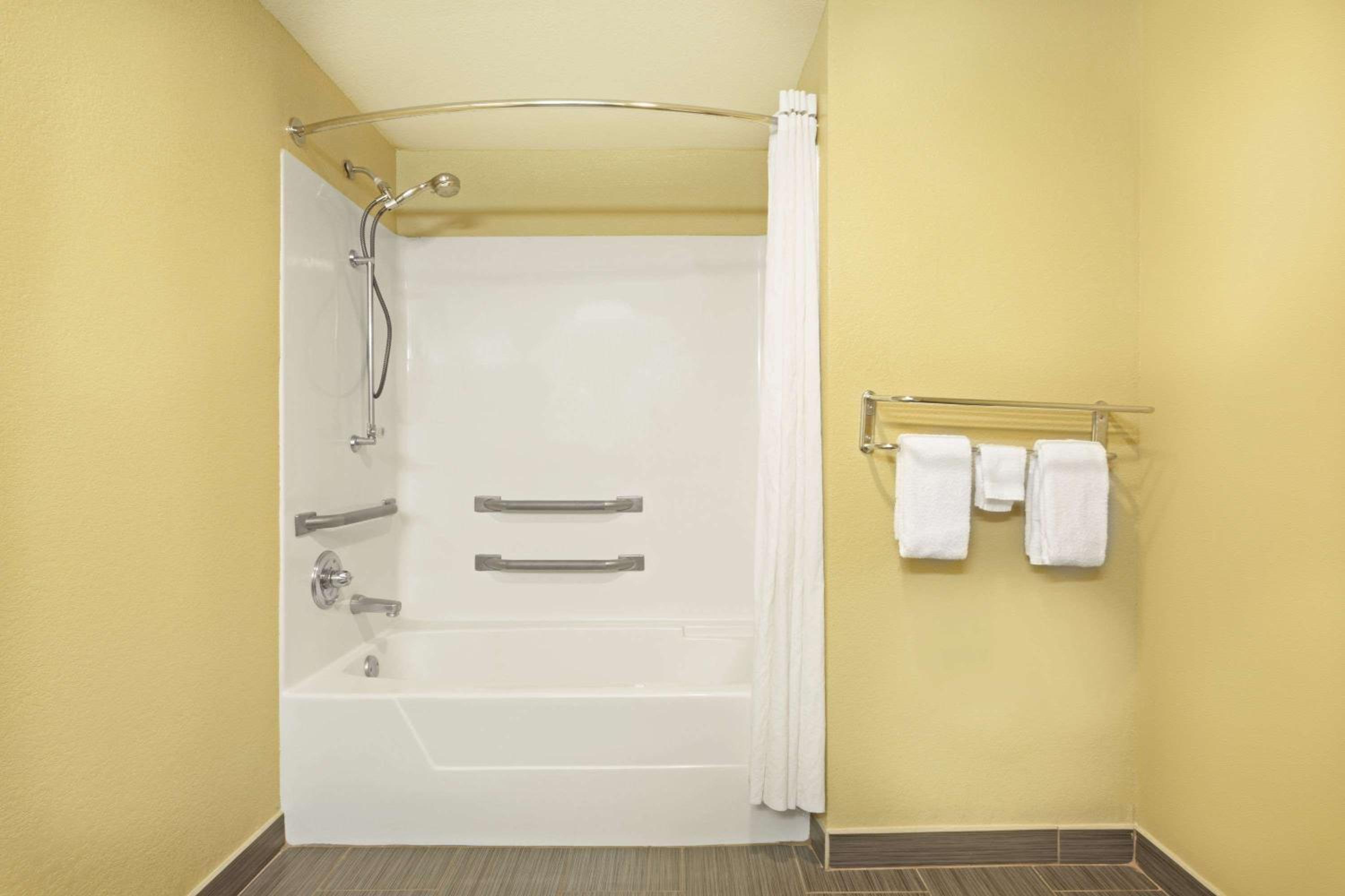 King Room - Disability Access - Non-Smoking - Photo 2