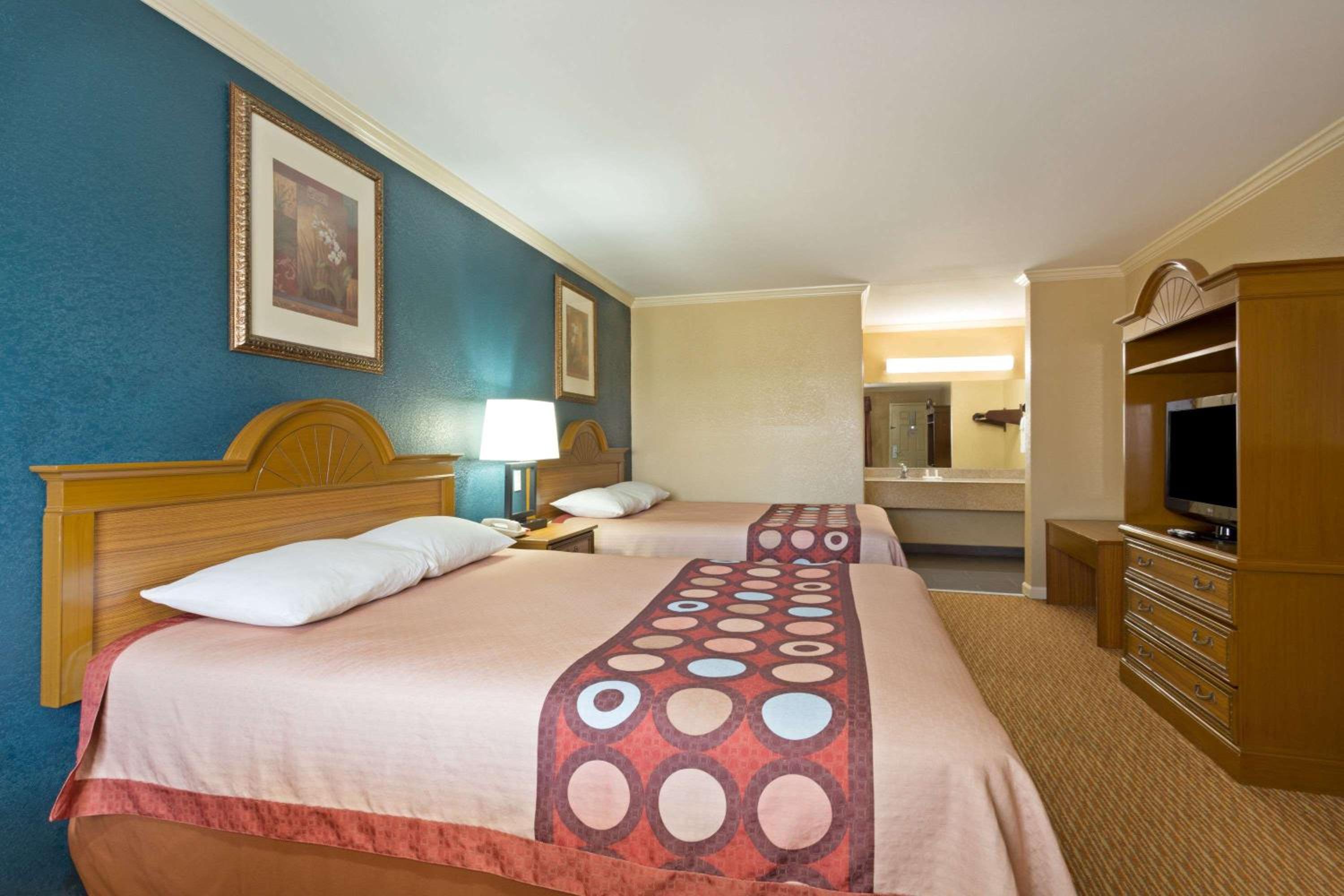 Queen Room with Two Queen Beds - Non-Smoking - Photo 6