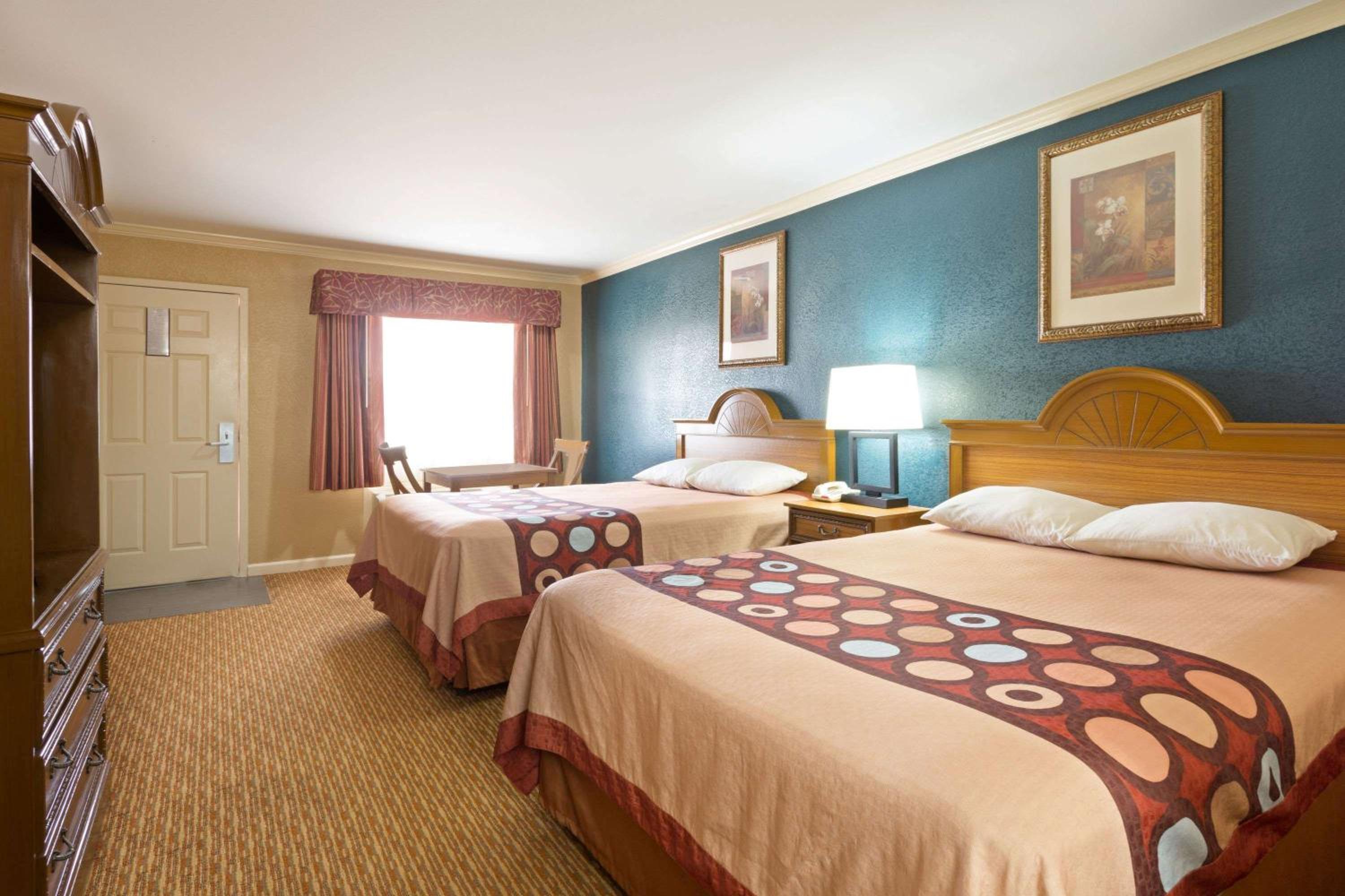 Queen Room with Two Queen Beds - Non-Smoking - Photo 4