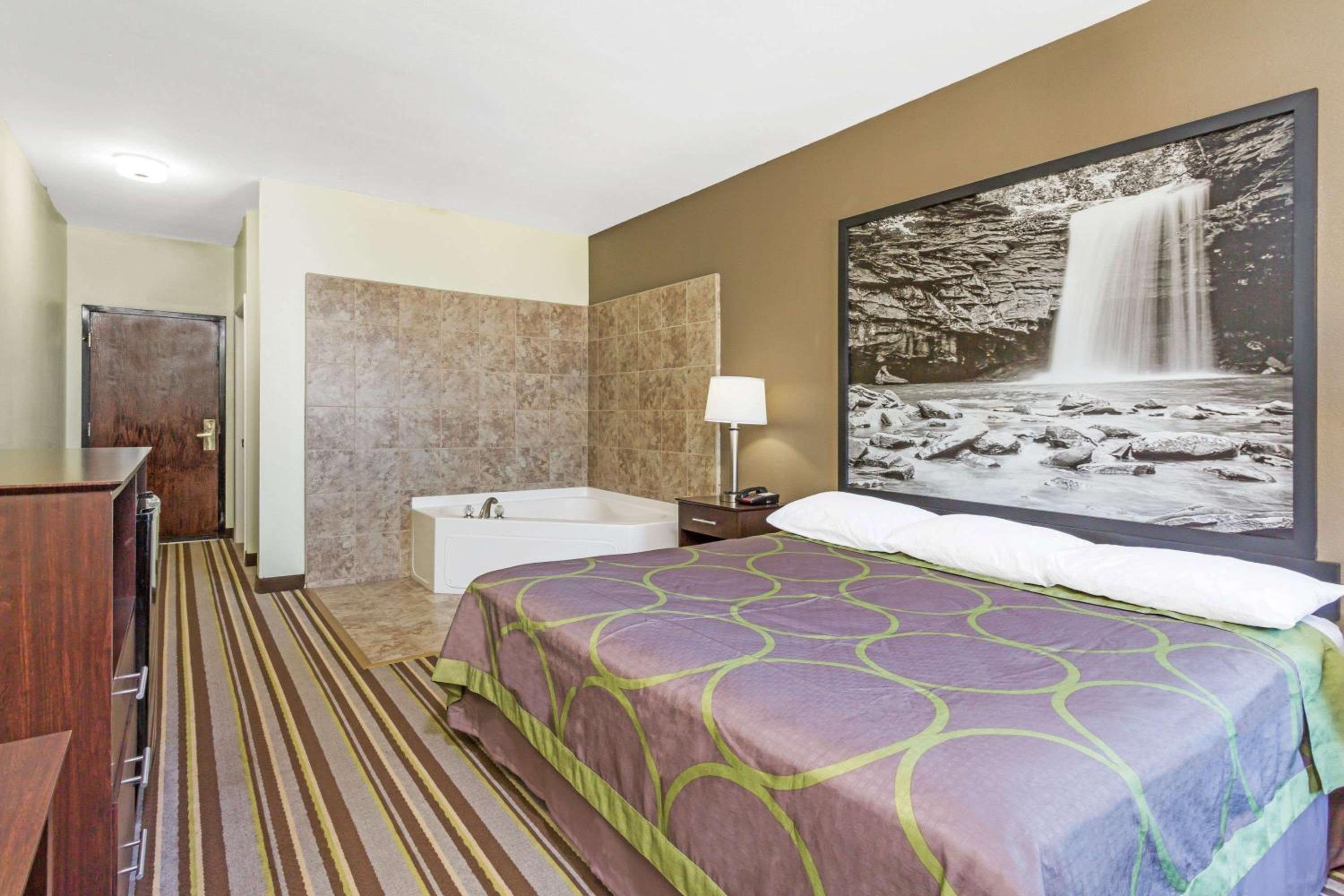 King Suite - Non-Smoking - Photo 4