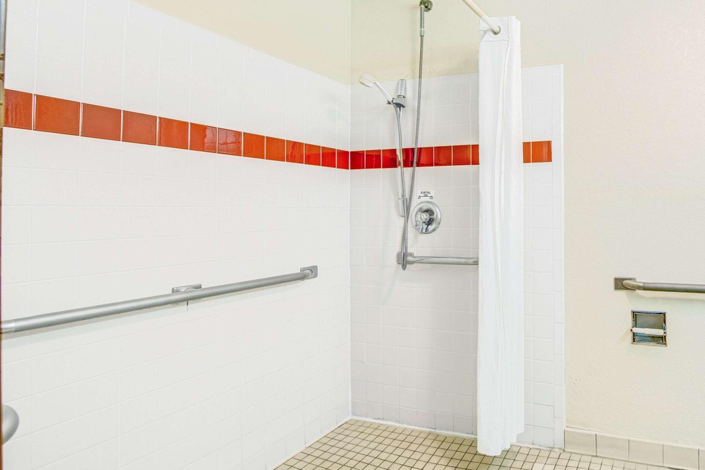 King Room with Roll-In Shower - Mobility Access/Non-Smoking - Photo 4