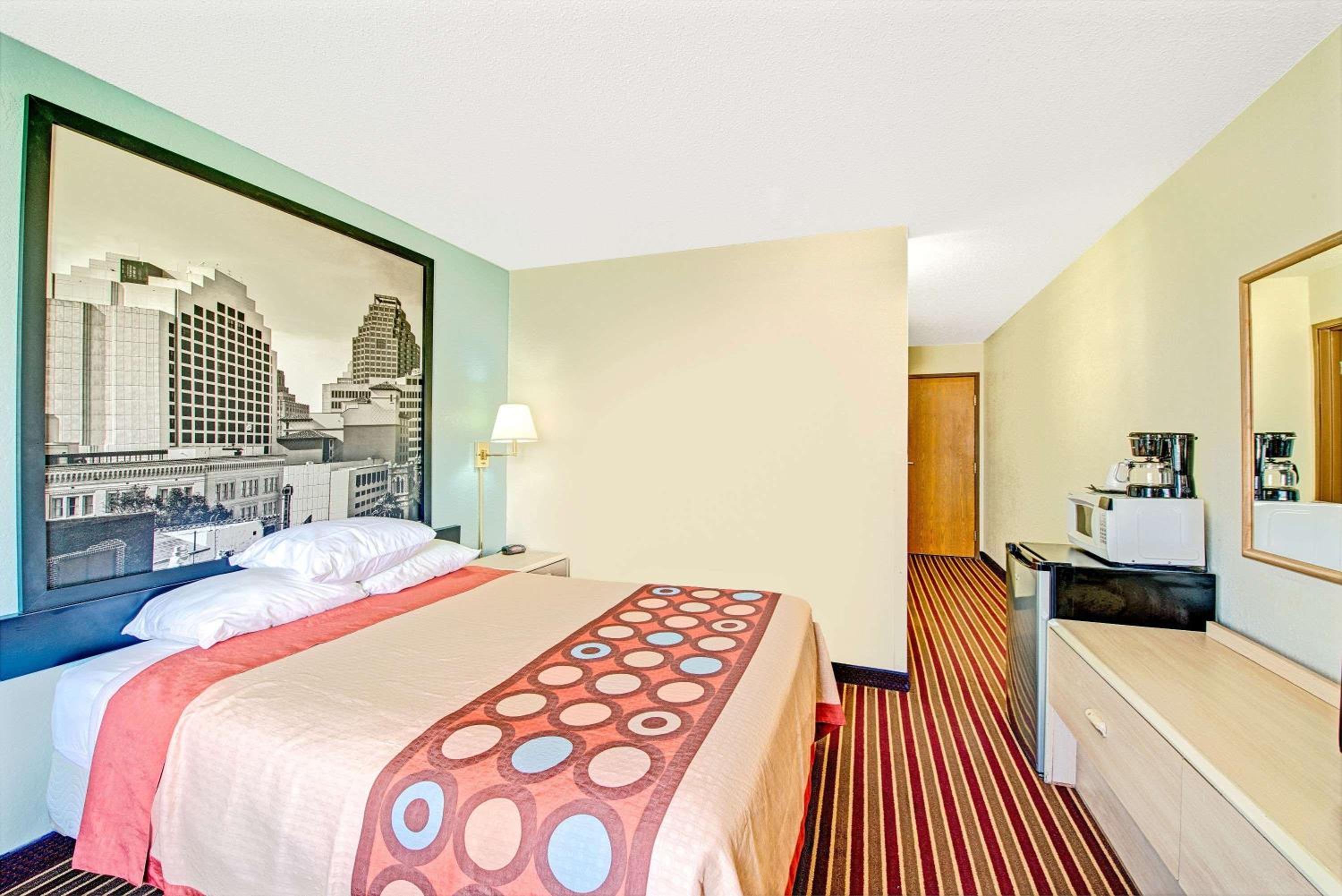 King Room - Non-Smoking - Photo 1