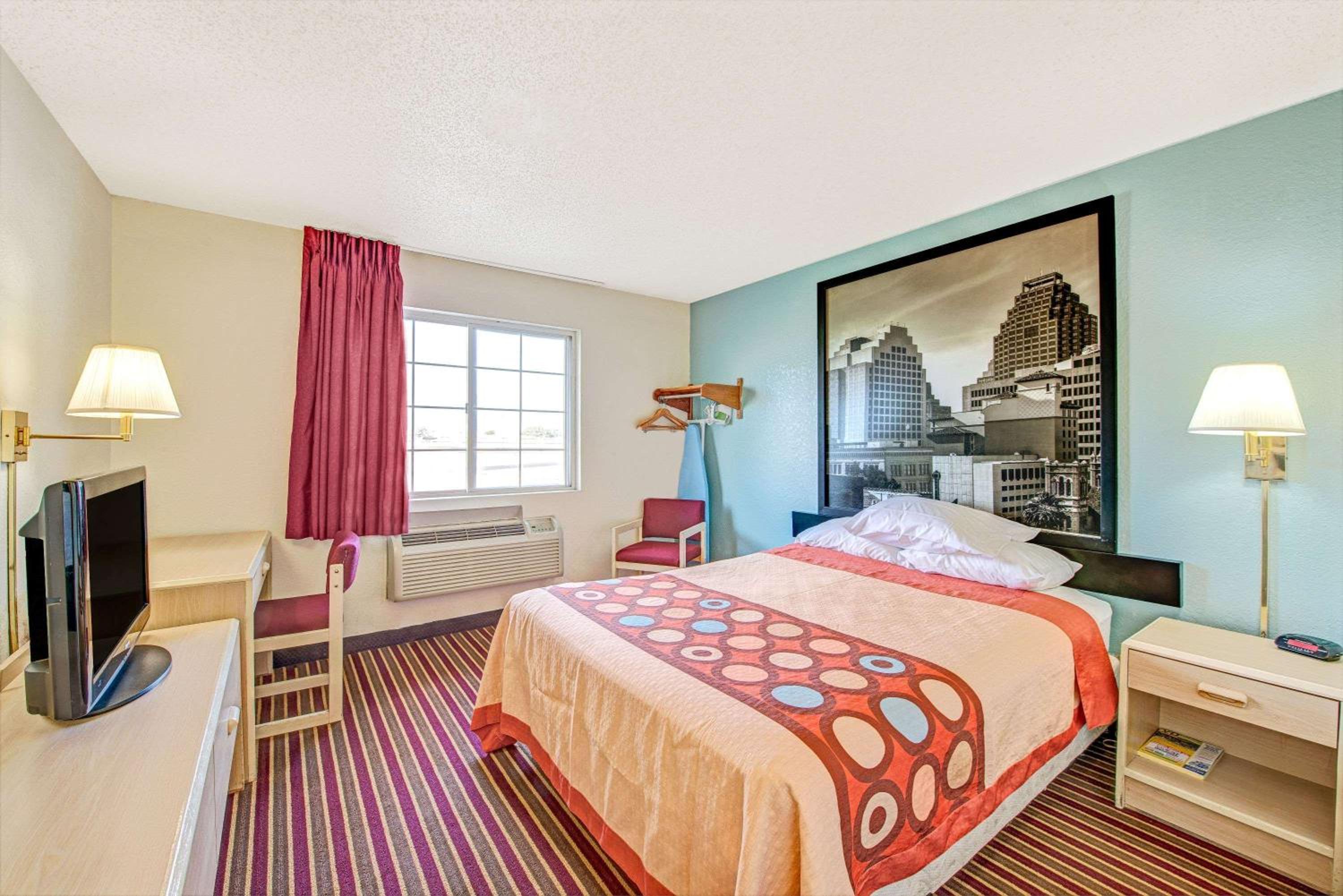 Queen Room - Non-Smoking - Photo 1