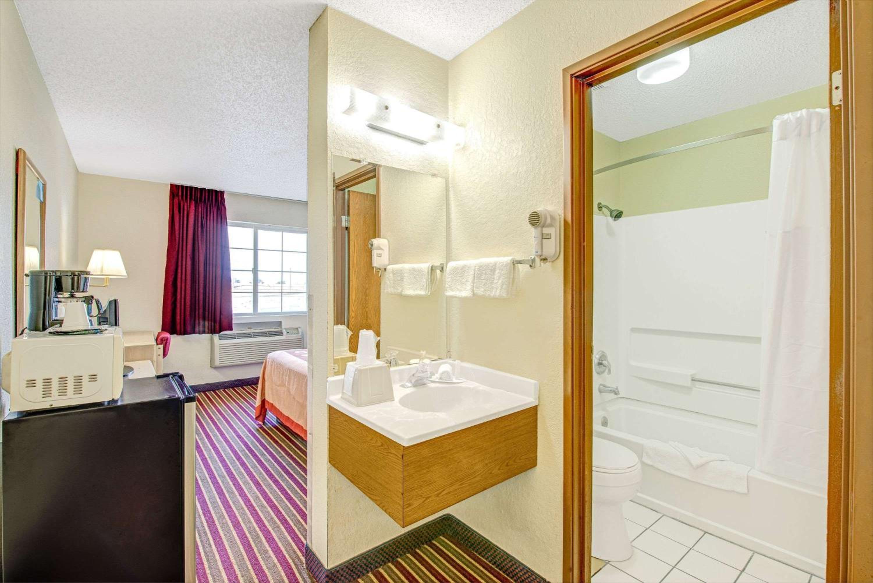 Queen Room - Non-Smoking - Photo 5