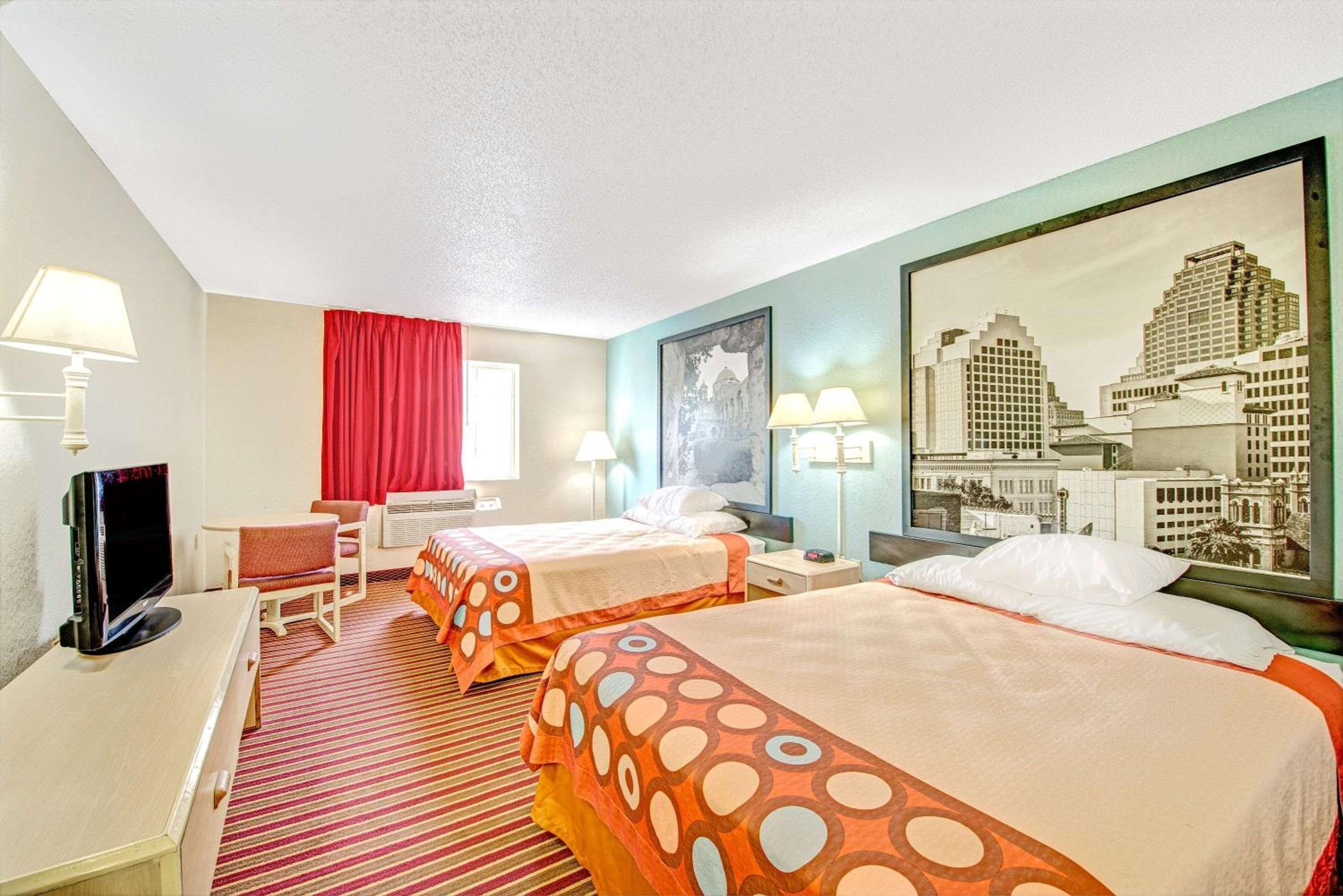 Queen Room with Two Queen Beds - Non-Smoking - Photo 5