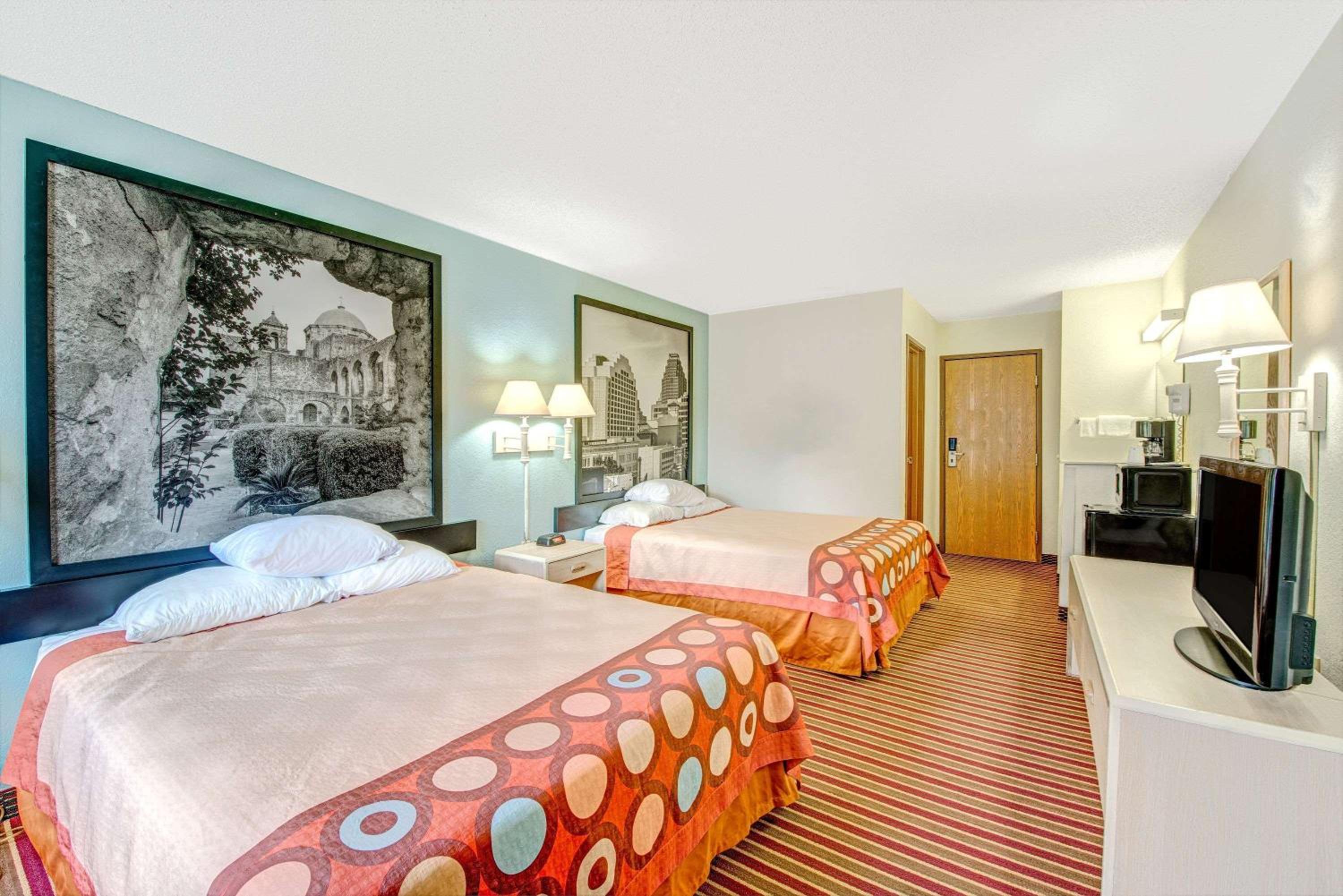 Queen Room with Two Queen Beds - Non-Smoking - Photo 4