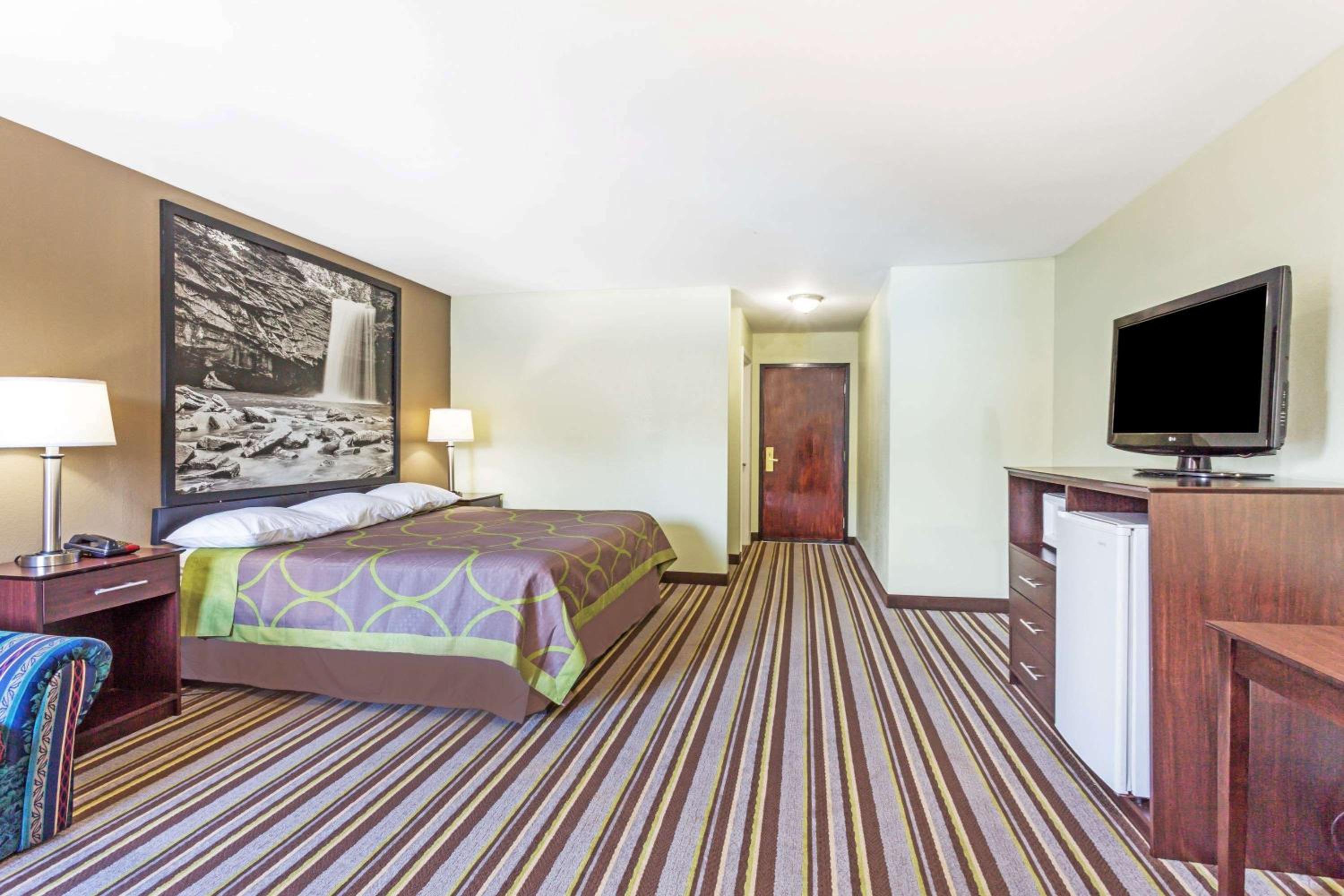 Deluxe King Room - Non-Smoking - Photo 1