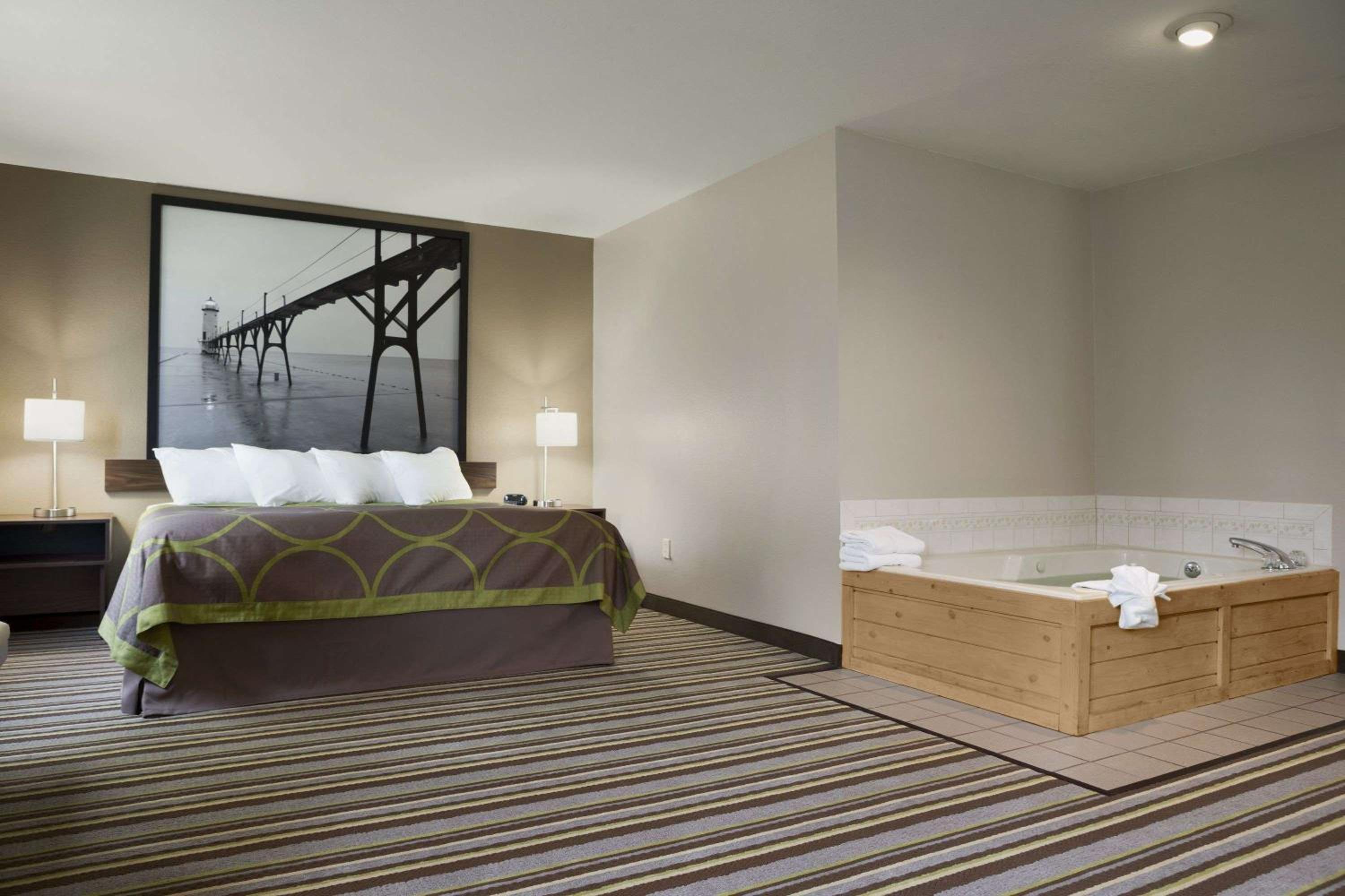 Deluxe King Suite - Non-Smoking - Photo 3