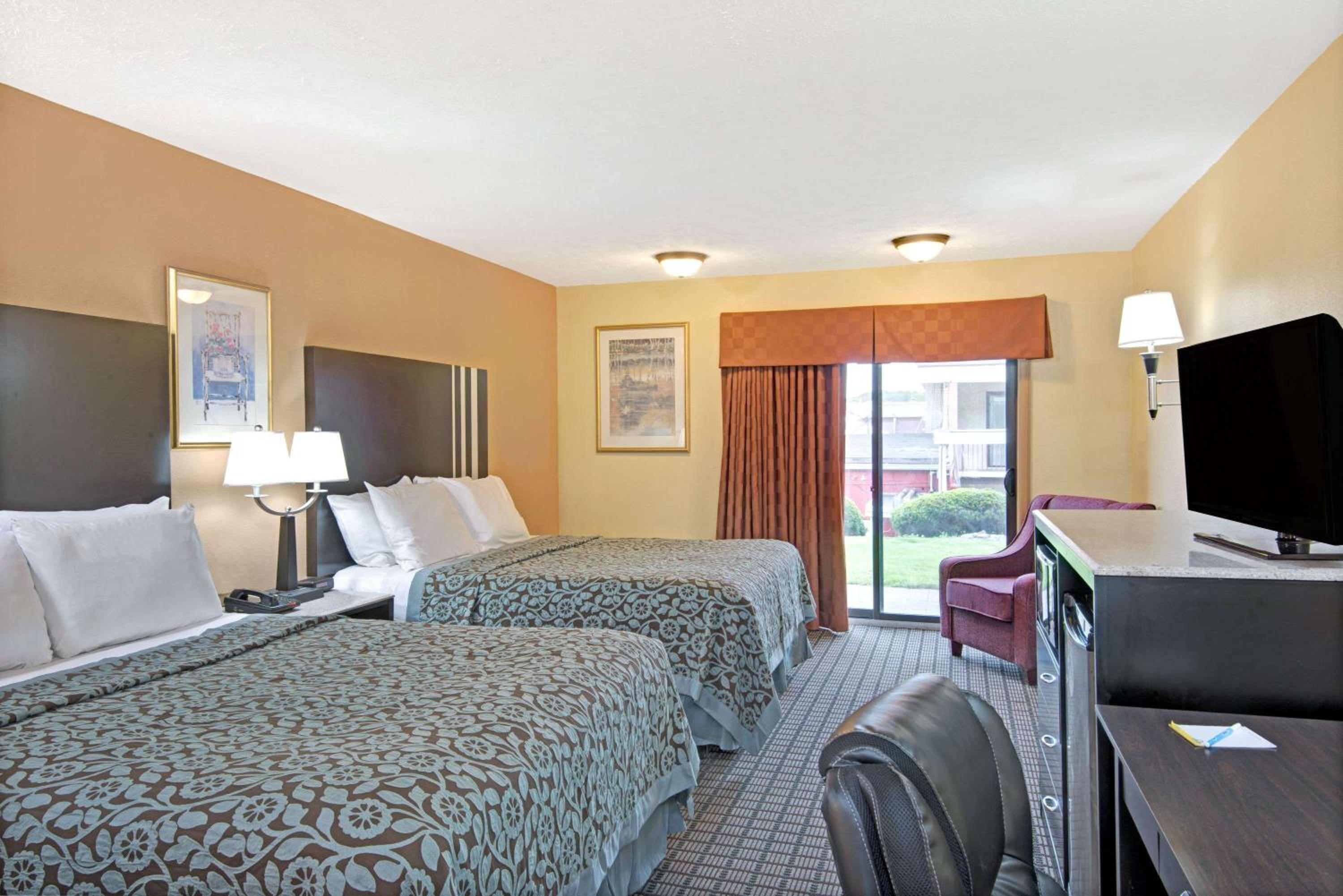Deluxe Queen Room with Two Queen Beds - Non-Smoking - Photo 1