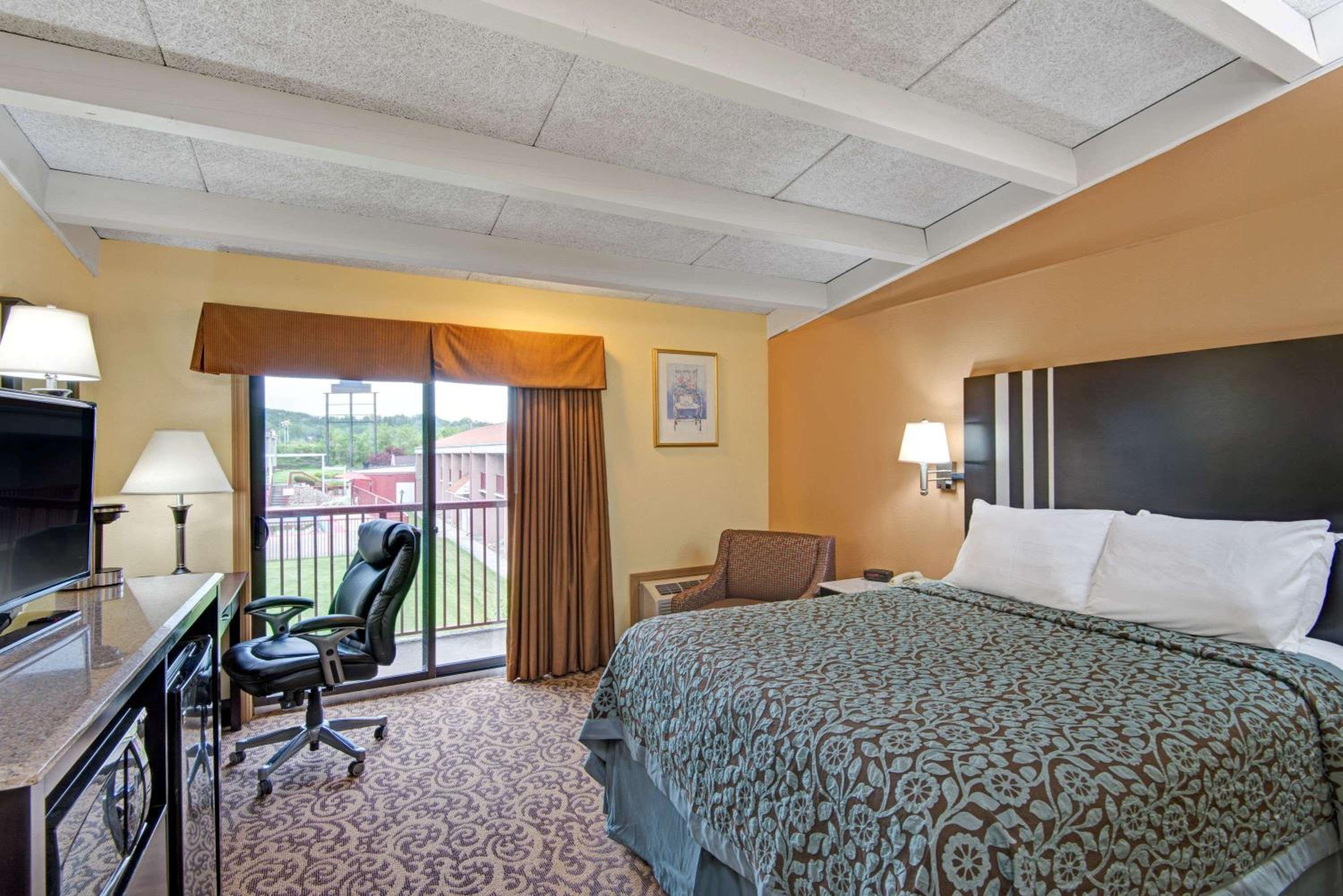 Deluxe Queen Room with Two Queen Beds - Non-Smoking - Photo 2