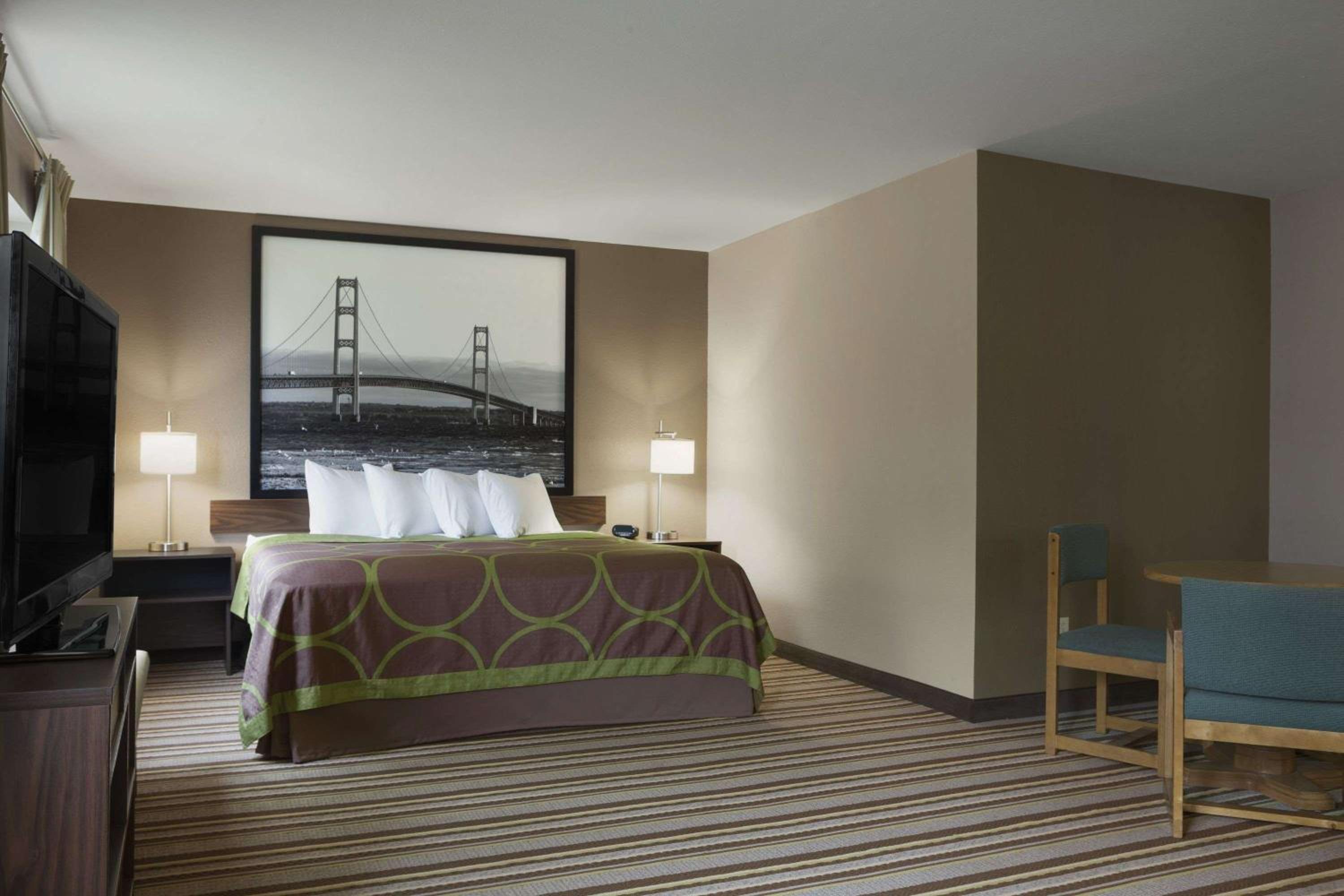 King Suite - Non-Smoking - Photo 2